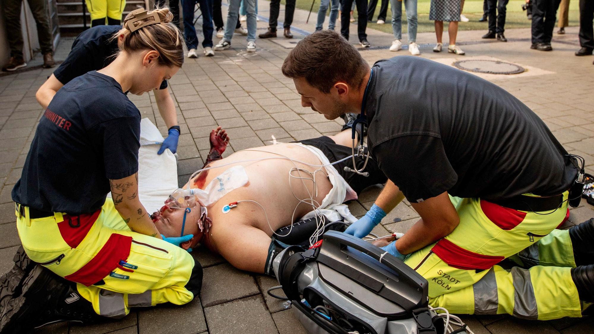 Blutige Angelegenheit: Azubis üben den Ernstfall an einem realistisch geschminkten Mitstreiter.