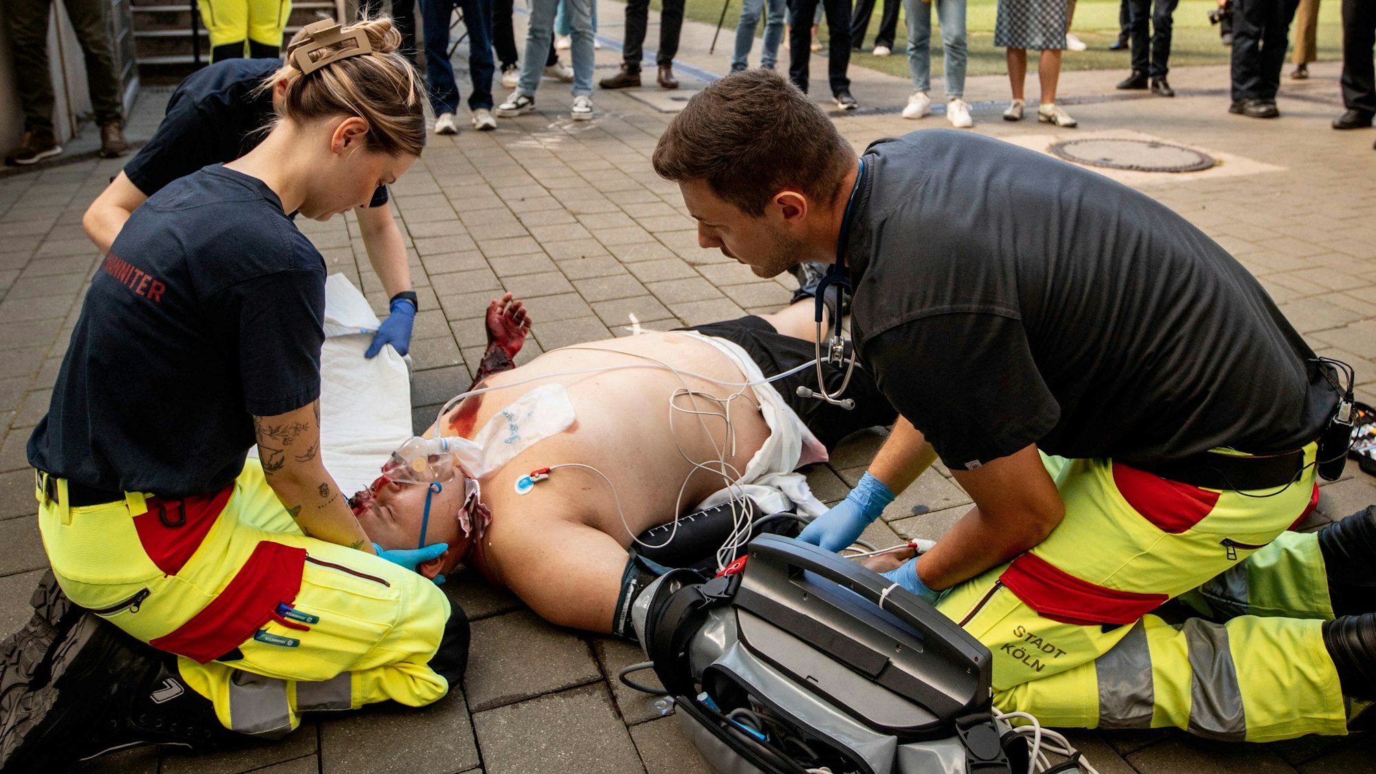 Blutige Angelegenheit: Azubis üben den Ernstfall an einem realistisch geschminkten Mitstreiter.