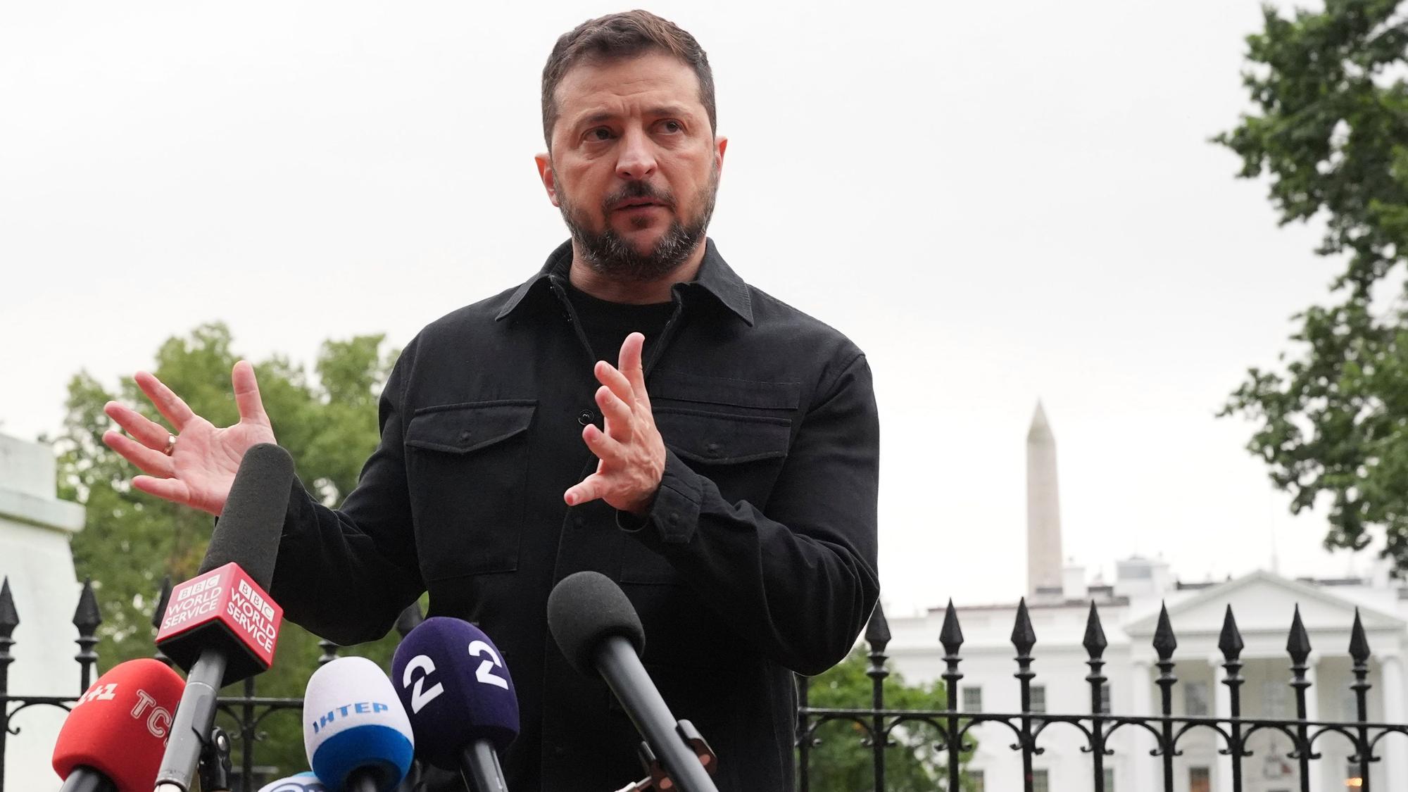 Der ukrainische Präsident Wolodymyr Selenskyj spricht im Lafayette Park nach einem Treffen mit US-Präsident Trump und europäischen Staats- und Regierungschefs.