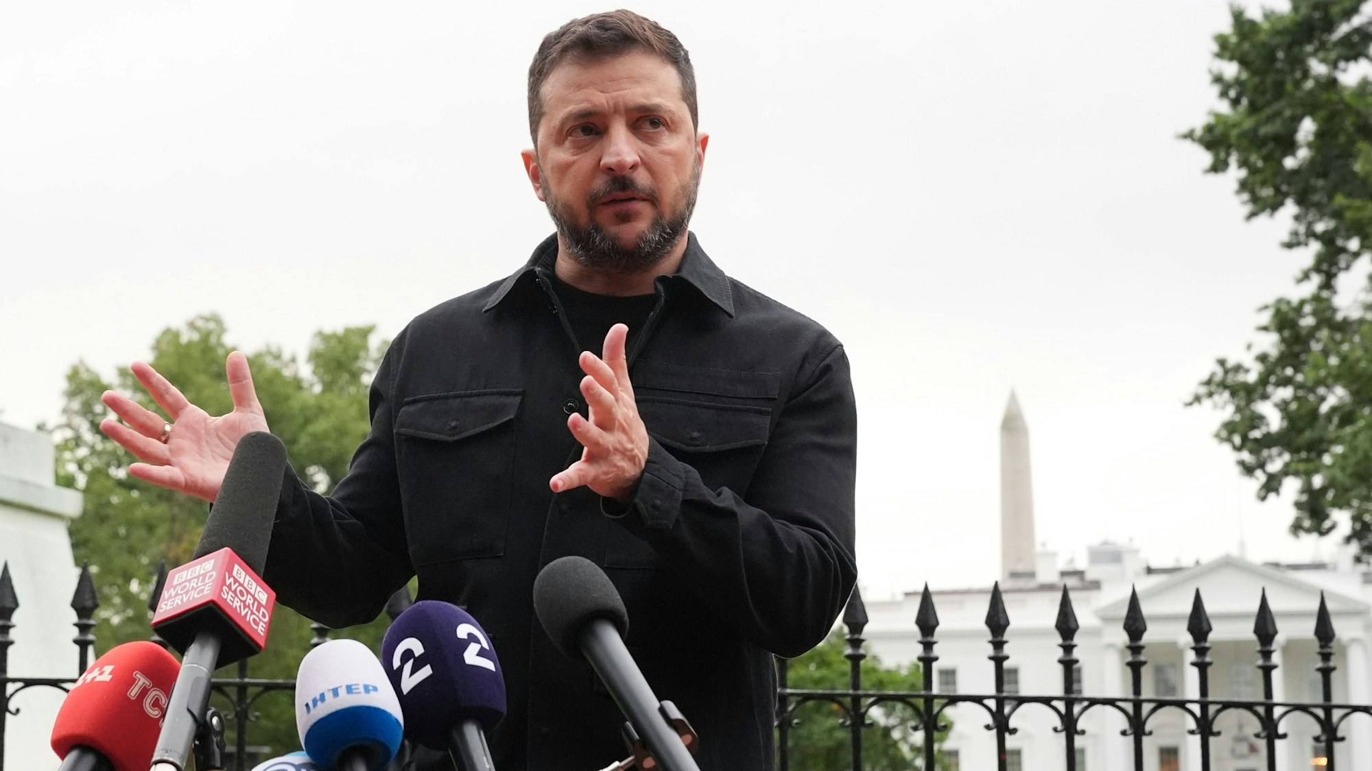 Der ukrainische Präsident Wolodymyr Selenskyj spricht im Lafayette Park nach einem Treffen mit US-Präsident Trump und europäischen Staats- und Regierungschefs.