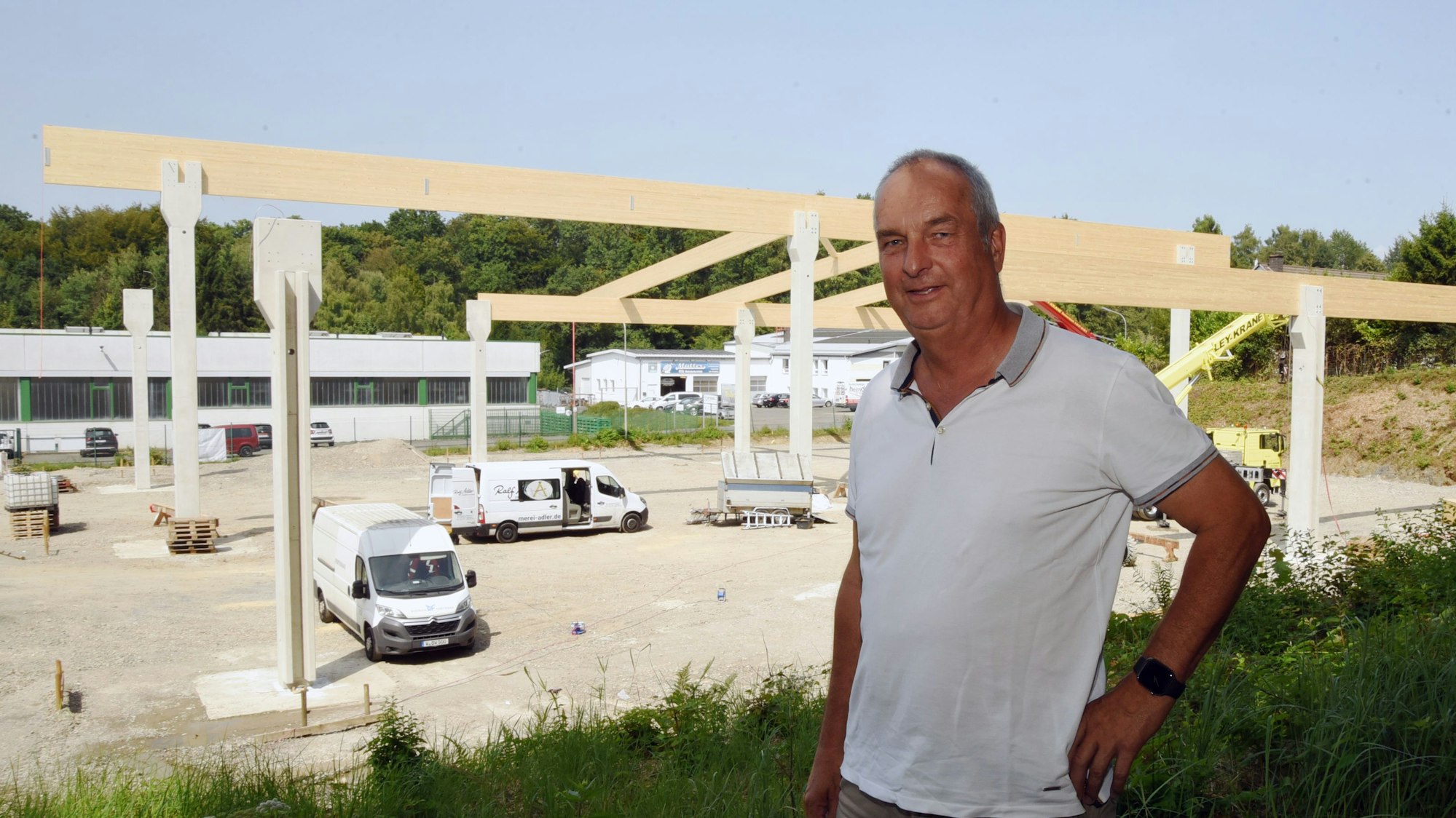 Neubau an der Industriestraße in Waldbröl: Geschäftsführer Jörg Caspari steht an der Baustelle der neuen Frischluft-Lagerhalle für Holzpaletten und Holzverpackungen aller Art, die sein Familienunternehmen nebenan herstellt.