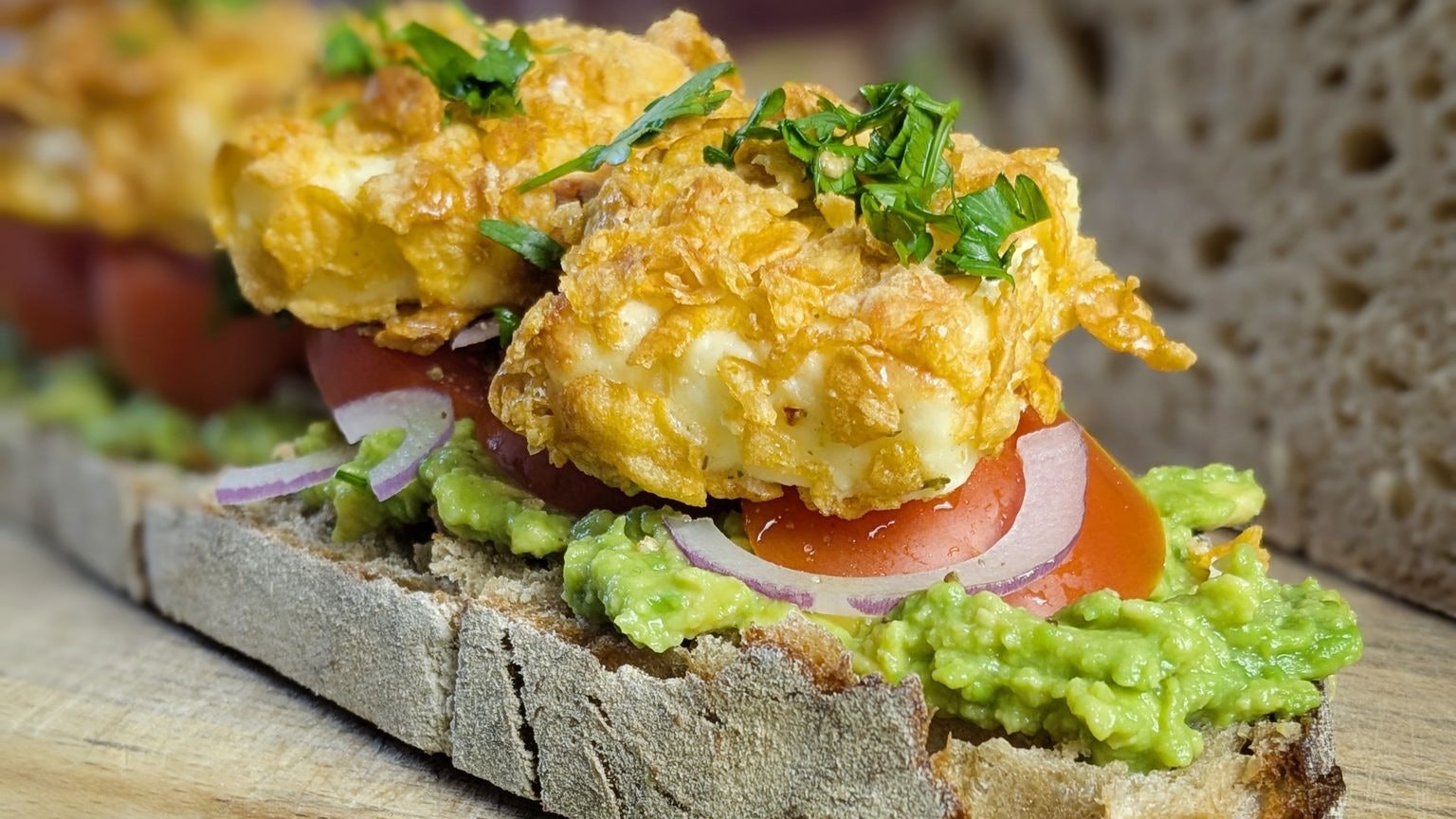 Statt Butter ein Avocadobett, statt einer Scheibe Wurst oder Käse knusprige Feta-Häppchen: Die belegte Brotscheibe sorgt für einen Wow-Moment.