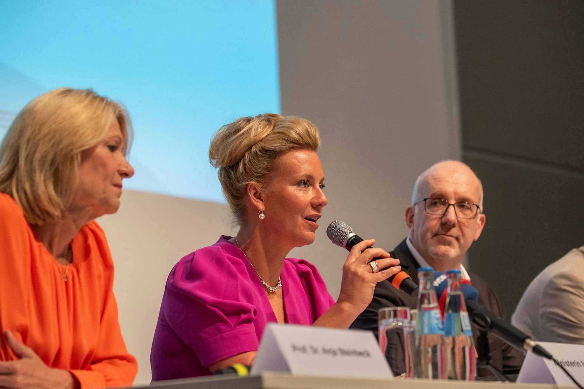 Ministerin Ina Brandes (Mitte) stellte gemeinsam mit Rektorin Professor Dr. Anja Steinbeck und dem Politikwissenschaftler Professor Dr. Stefan Marschall den lokal-o-mat vor.