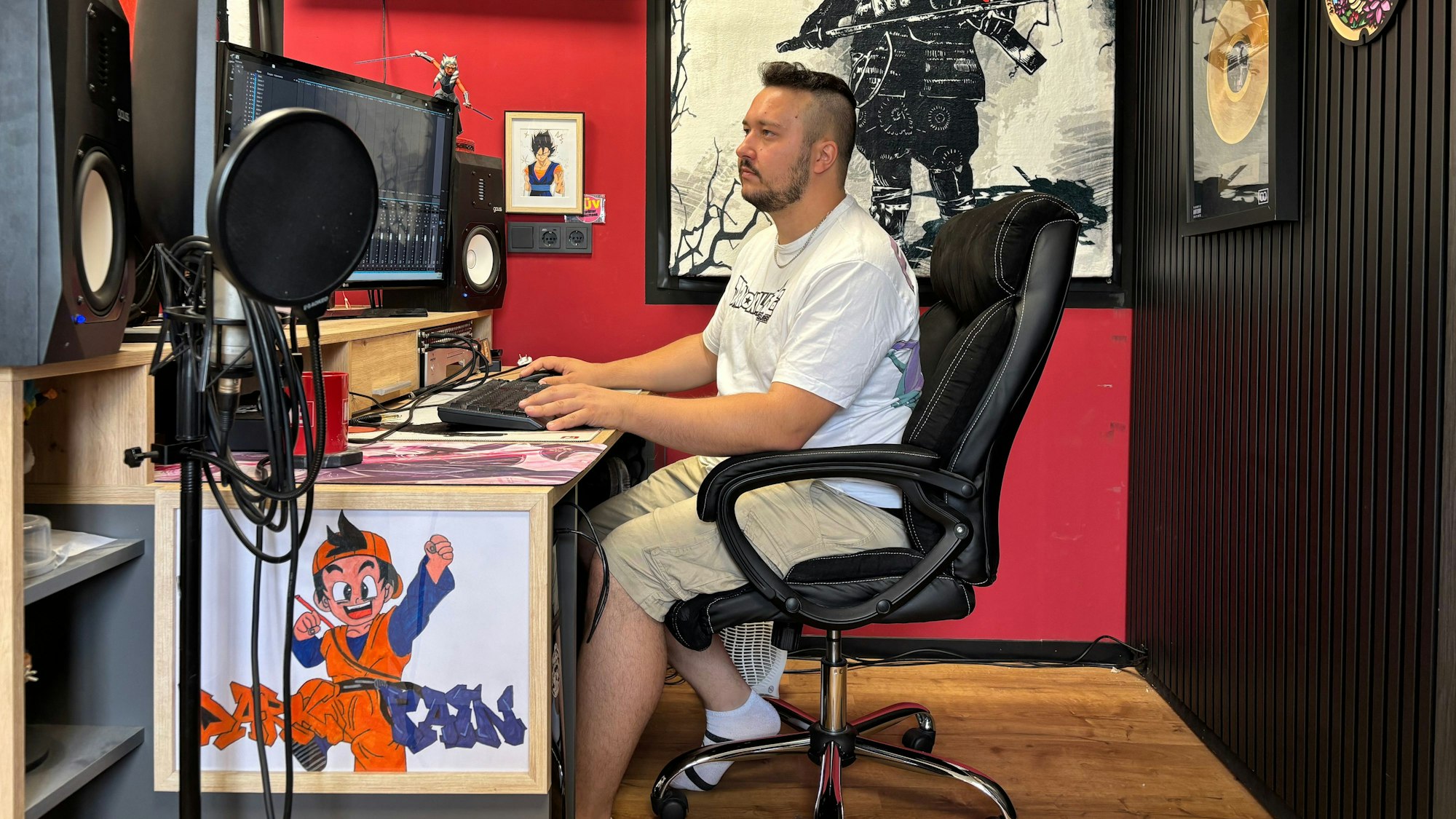 Das Bild zeigt den Künstler am Mischpult.