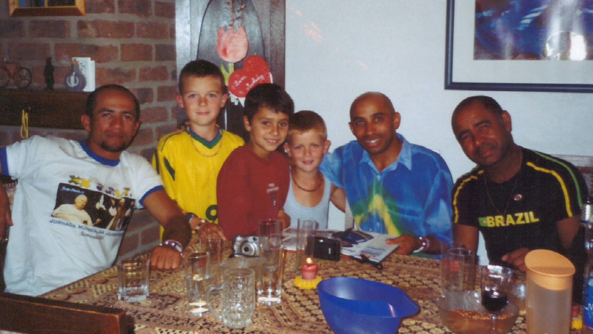 Menschen sitzen an einem Esstisch.