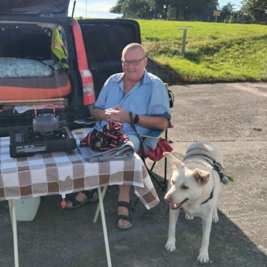 Mit Ideen und Geschick machte Armin Ulrich Palzewski aus seinem Fiat Panda ein Micro-Wohnmobil, in dem auch seine Hündin Fee ihren Platz hat.