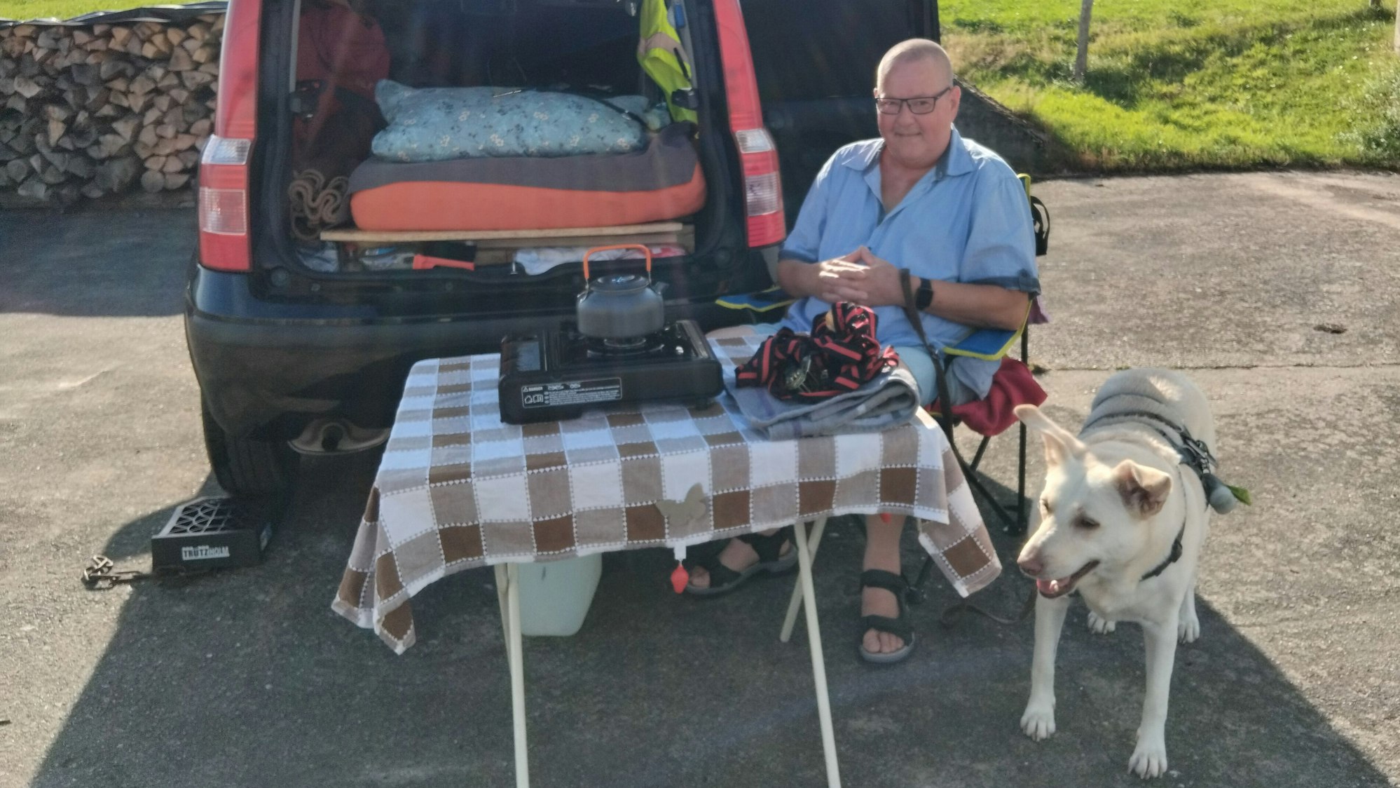 Mit Ideen und Geschick machte Armin Ulrich Palzewski aus seinem Fiat Panda ein Micro-Wohnmobil, in dem auch seine Hündin Fee ihren Platz hat.