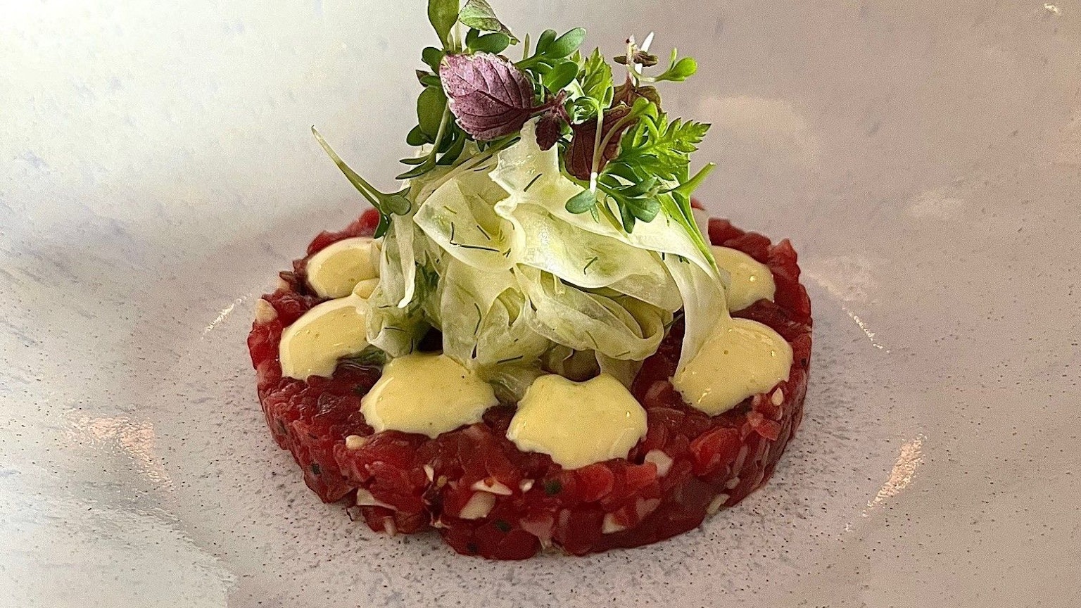 Genuss und Augenschmaus zugleich: Tatar vom Eifeler Rinderfilet, Rauchmandel, Anapurnacurry-Mayonnaise und Fenchelsalat.