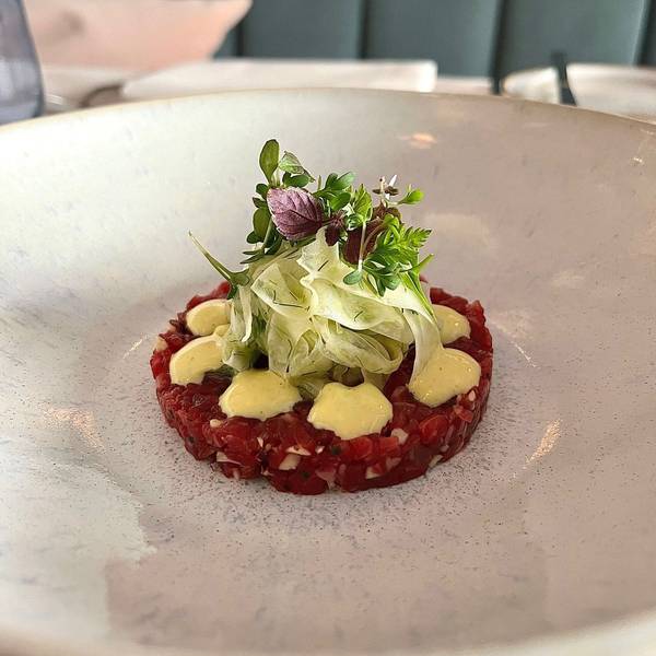 Genuss und Augenschmaus zugleich: Tatar vom Eifeler Rinderfilet, Rauchmandel, Anapurnacurry-Mayonnaise und Fenchelsalat.