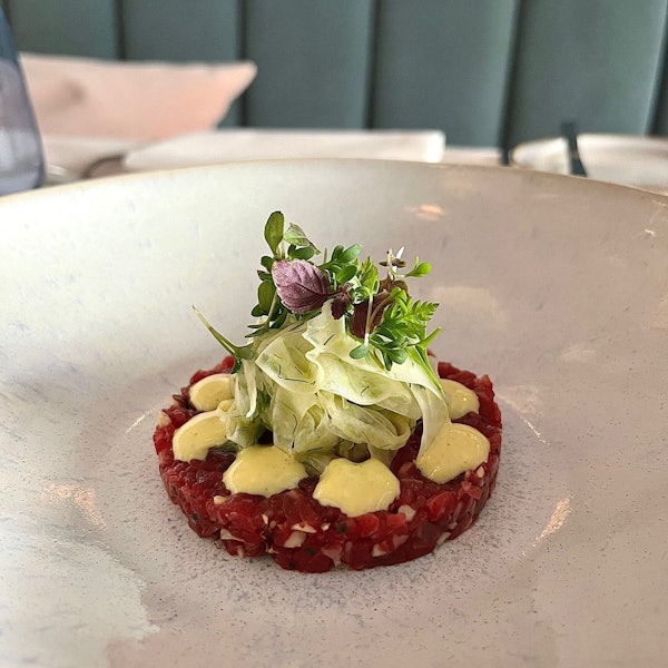 Genuss und Augenschmaus zugleich: Tatar vom Eifeler Rinderfilet, Rauchmandel, Anapurnacurry-Mayonnaise und Fenchelsalat.