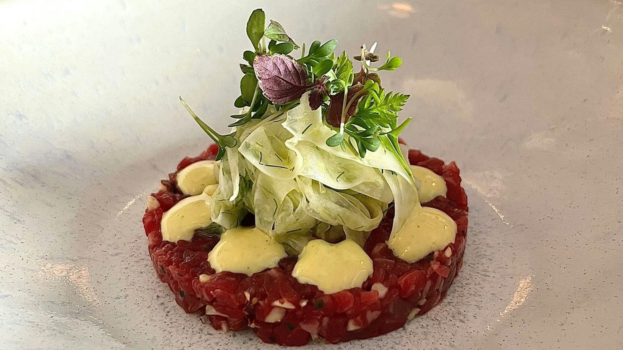 Genuss und Augenschmaus zugleich: Tatar vom Eifeler Rinderfilet, Rauchmandel, Anapurnacurry-Mayonnaise und Fenchelsalat.