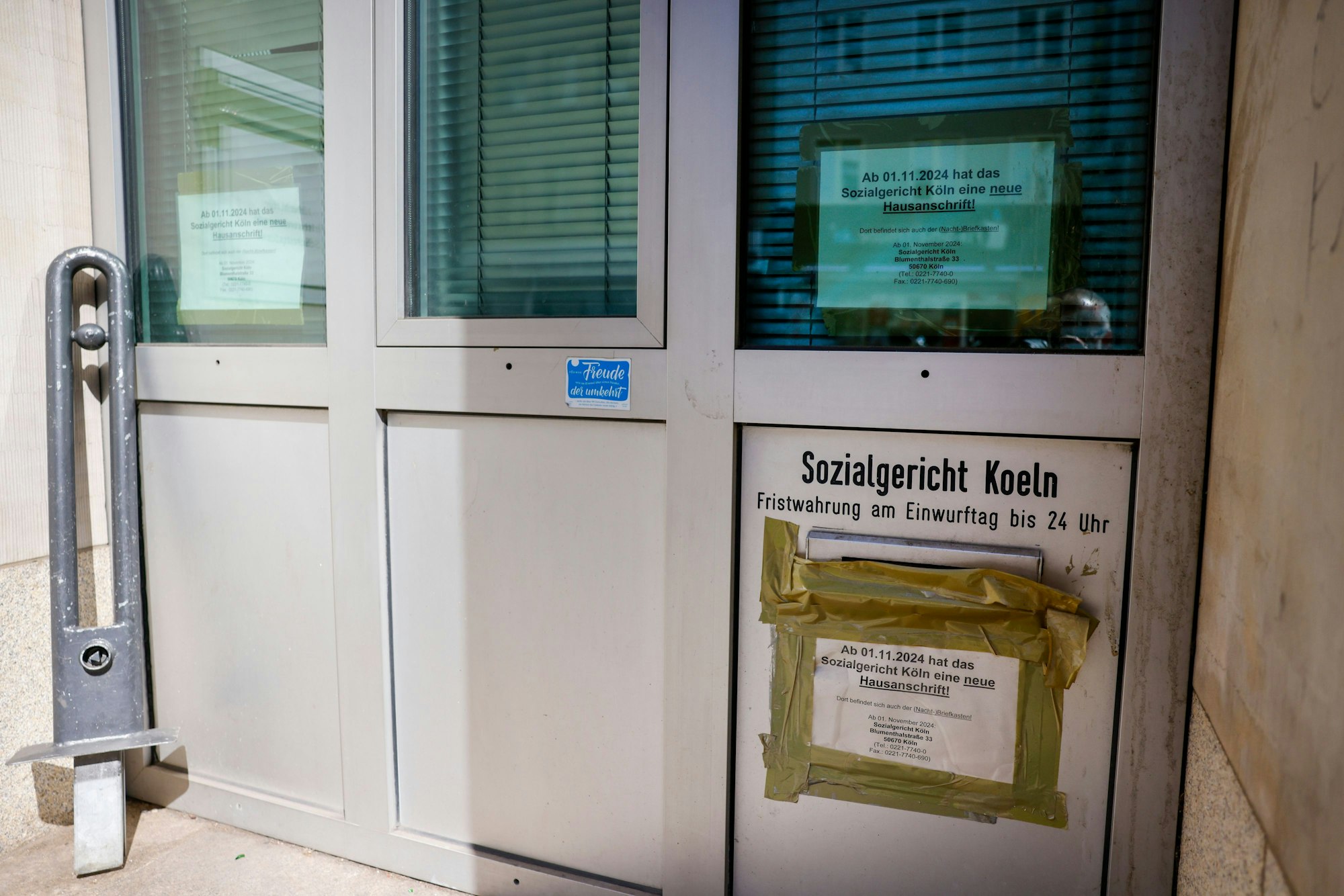 Verlassener Ort: Ein Pöller steht in der Ecke, der Briefkasten ist zugeklebt.