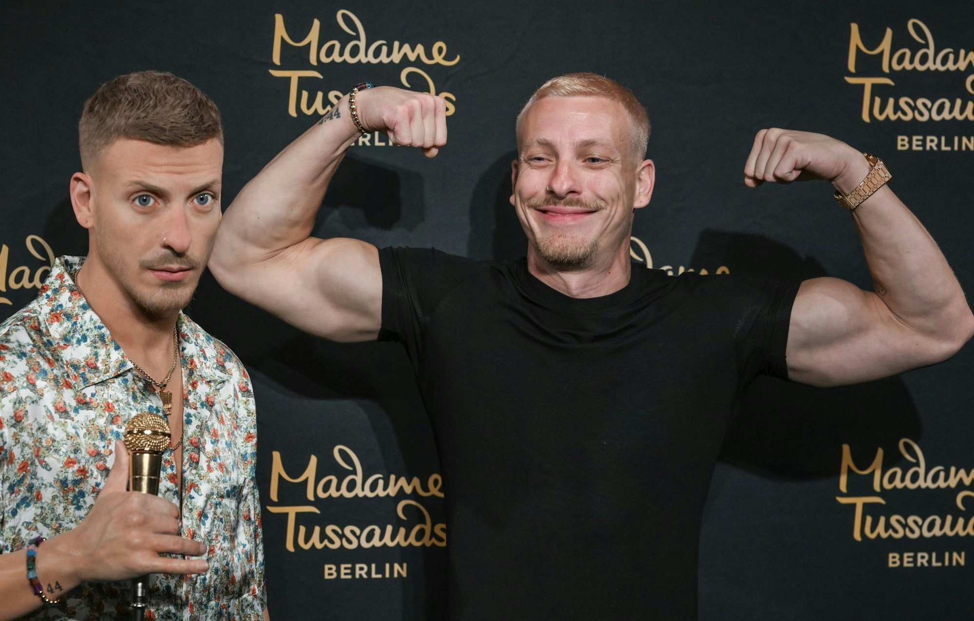 Lässt bei der Enthüllung seiner Wachsfigur die Muskeln spielen: Comedian Felix Lobrecht.