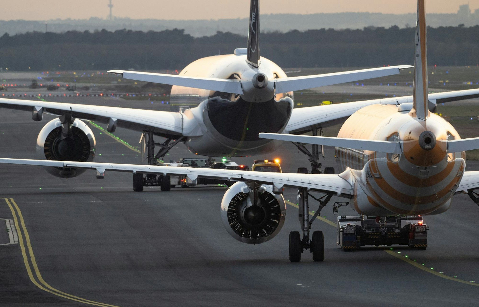 Lufthansa und Condor konkurrieren am Frankfurter Flughafen.
