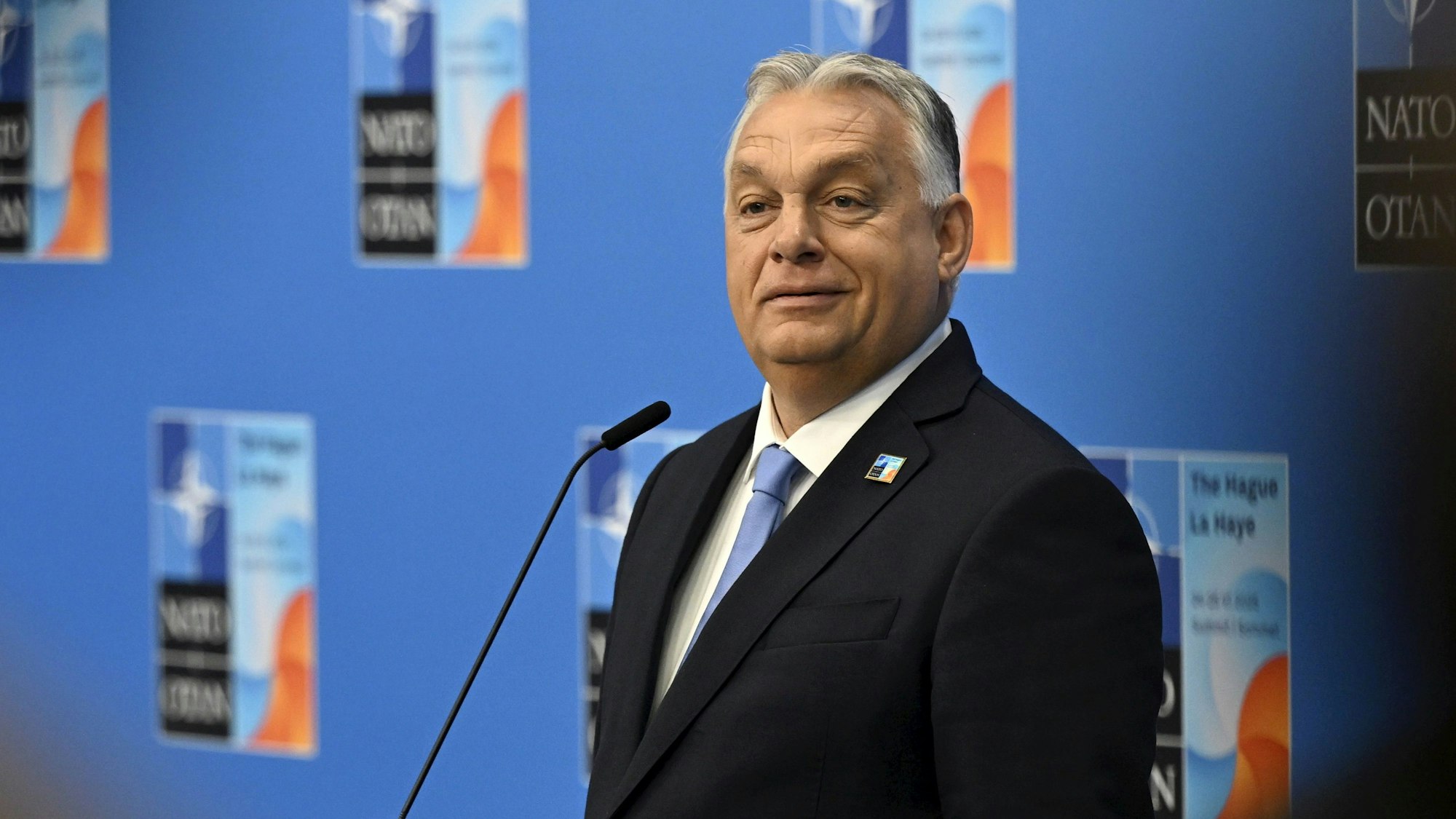 Der ungarische Ministerpräsident Viktor Orban spricht bei seiner Ankunft zum Treffen des Nordatlantikrats auf der Ebene der Staats- und Regierungschefs während des NATO-Gipfels.
