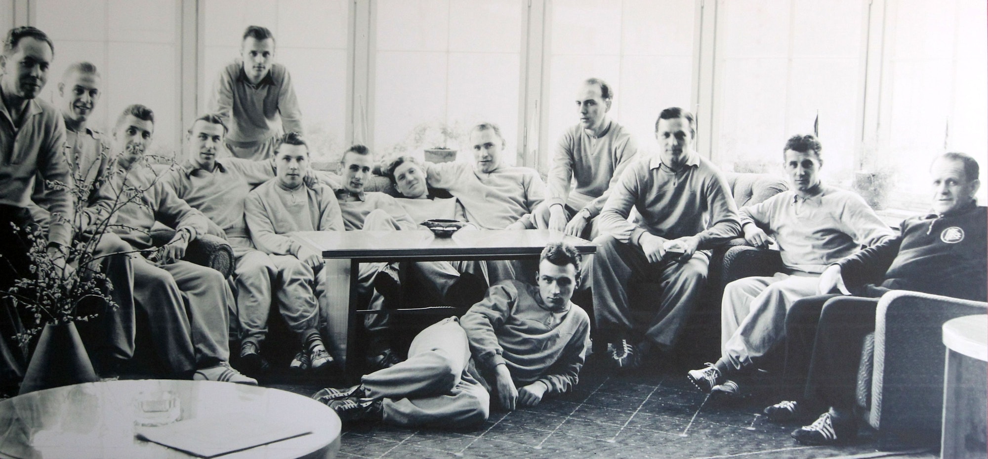 Bundestrainer Sepp Herberger (rechts) mit seiner Nationalmannschaft in der Sportschule Hennef.