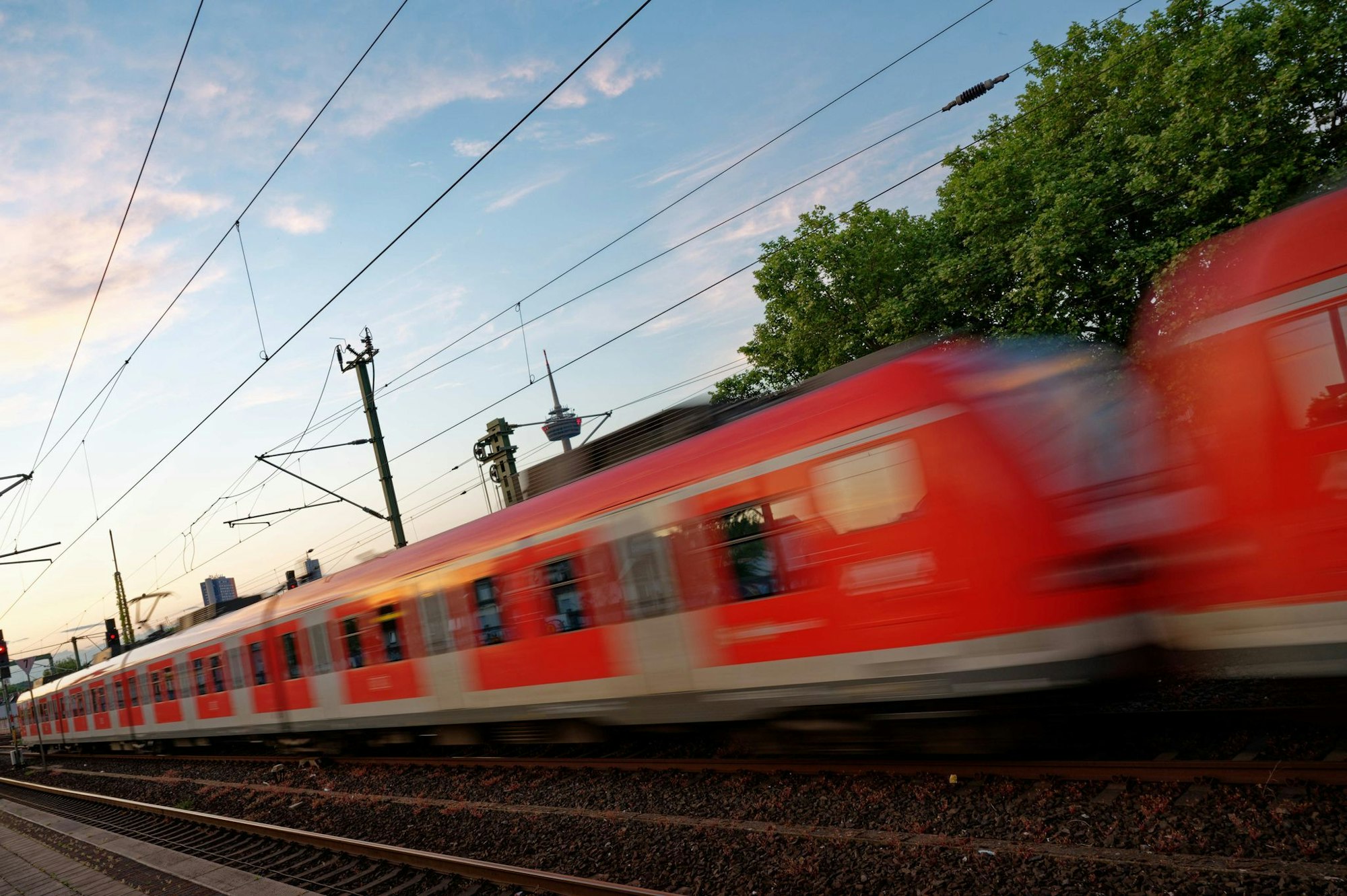 Auf der für Pendler wichtigen Voreifelbahn zwischen Bonn und Euskirchen fährt ab dem 22. August, ab 1 Uhr nachts, drei Wochen lang kein Zug. (Archivbild)