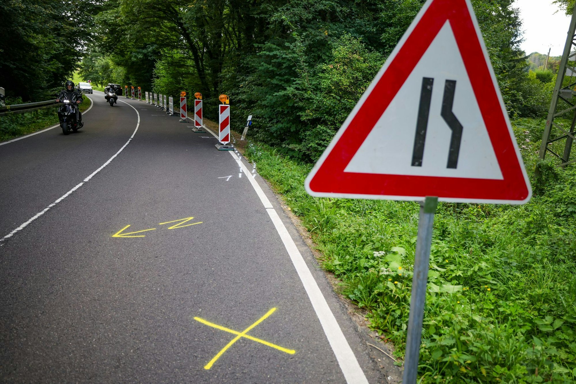 Gegen den 16-Jährigen wird wegen fahrlässiger Tötung, Gefährdung des Straßenverkehrs und Fahren ohne Fahrerlaubnis ermittelt.