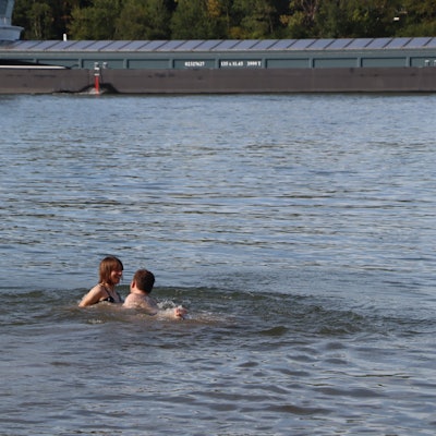Das Bild zeigt zwei Personen im Rhein bei Wesseling.