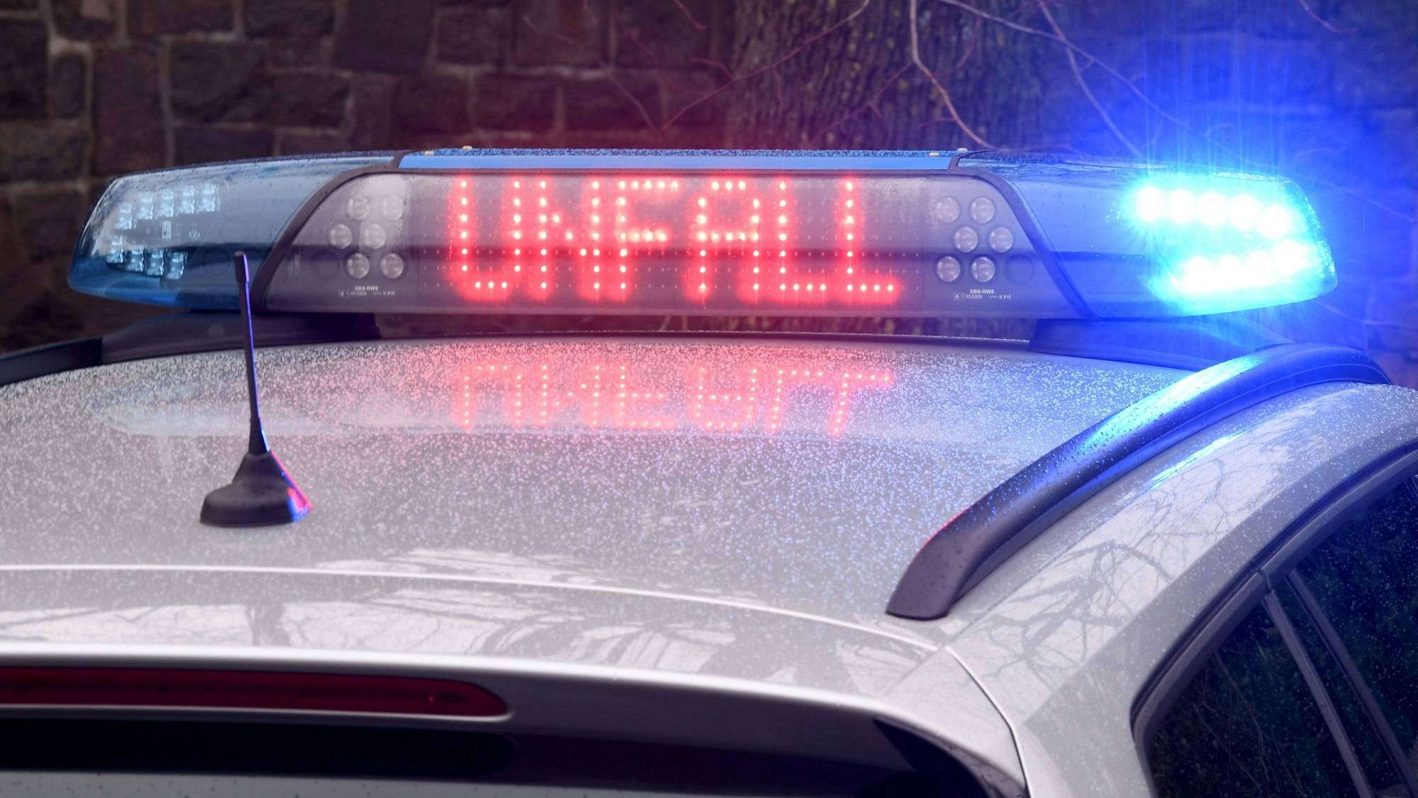 Die Leuchtschrift „Unfall“ ist auf dem Dach eines Streifenwagens zu sehen.
