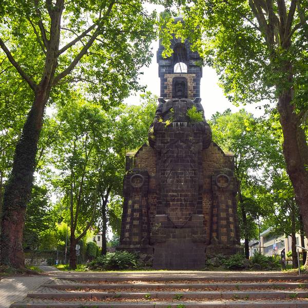 Bismarcksäule am Ende des Bayenthalgürtel. Die Säule zeigt den ehemaligen Reichskanzler Otto von Bismarck.