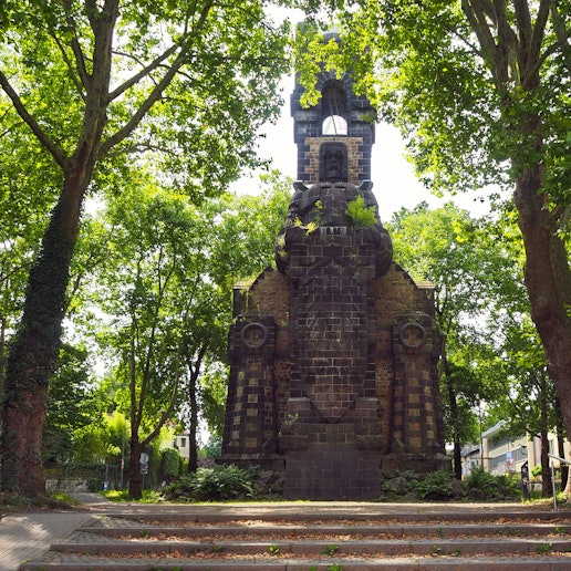 Bismarcksäule am Ende des Bayenthalgürtel. Die Säule zeigt den ehemaligen Reichskanzler Otto von Bismarck.