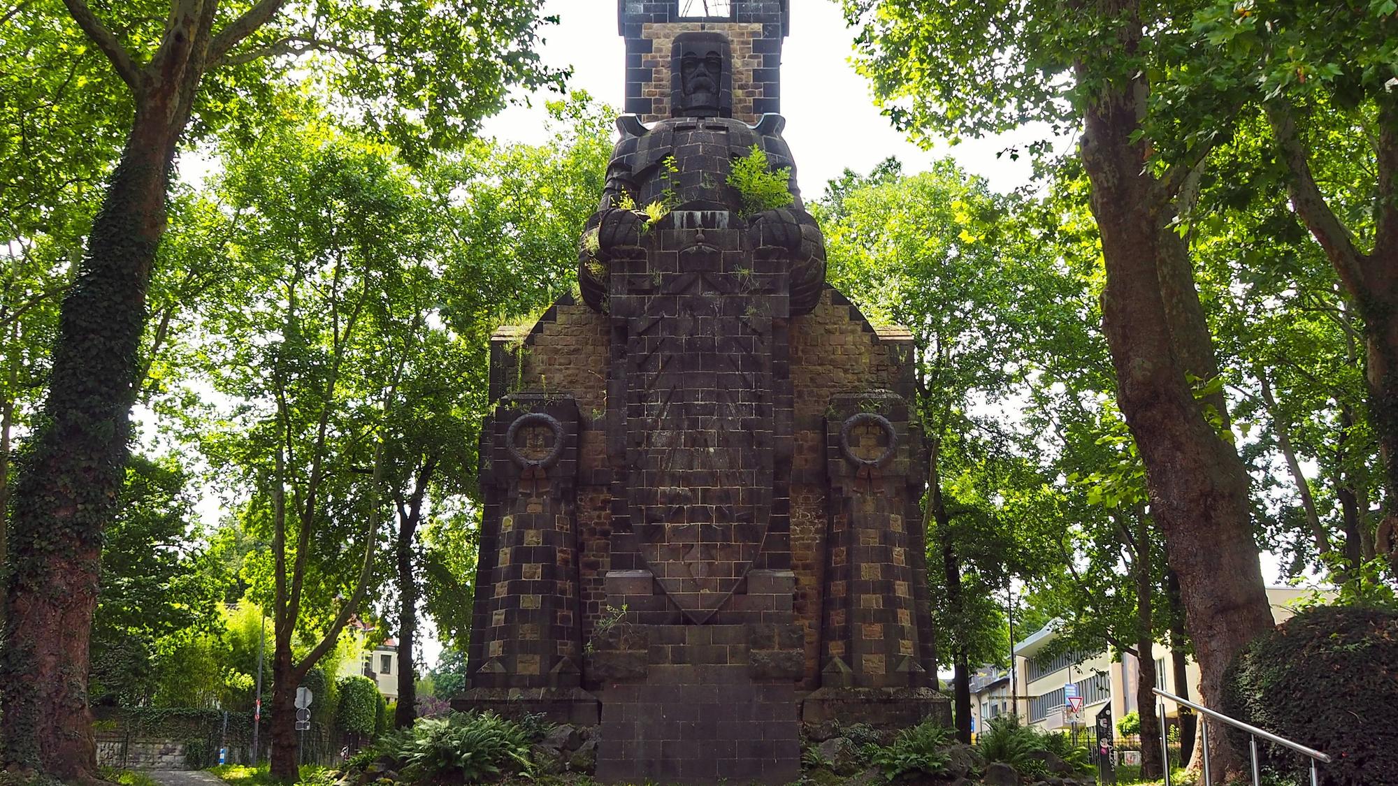 Bismarcksäule am Ende des Bayenthalgürtel. Die Säule zeigt den ehemaligen Reichskanzler Otto von Bismarck.