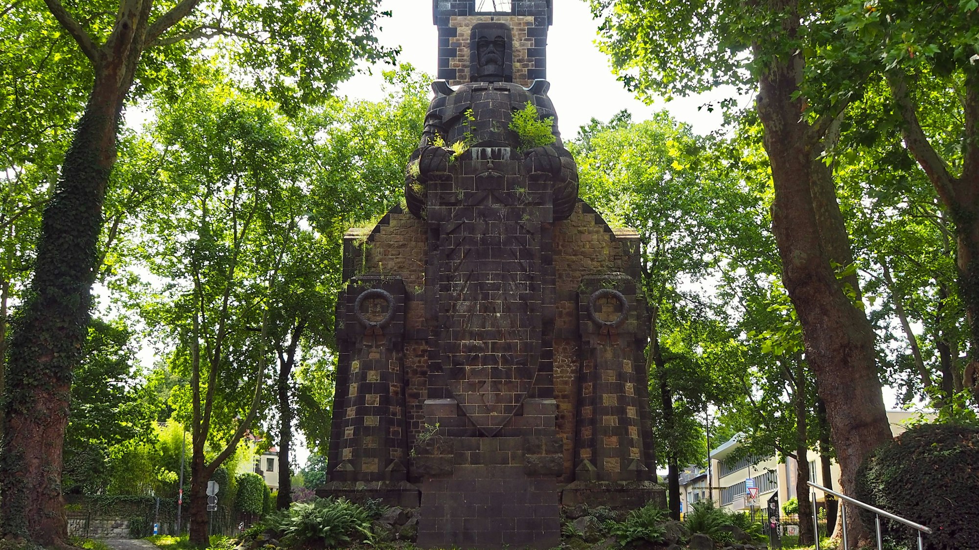 Bismarcksäule am Ende des Bayenthalgürtel. Die Säule zeigt den ehemaligen Reichskanzler Otto von Bismarck.