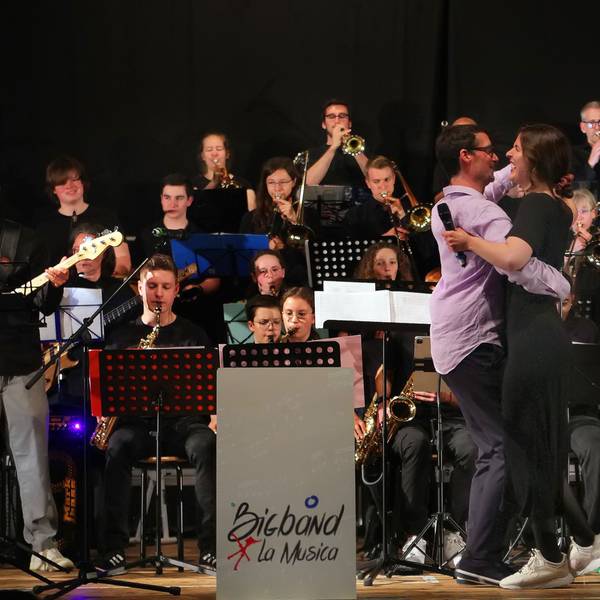 Das Bild zeigt die Big Band von La Musica, ihnen voran ein tanzendes Paar.