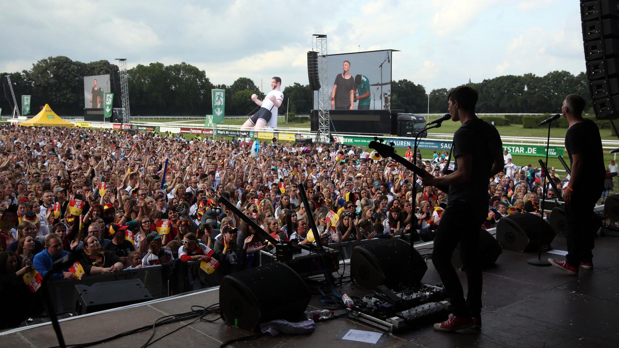 Die Musiker von Kasalla stehen 2018 auf der Bühne der Galopprennbahn.
