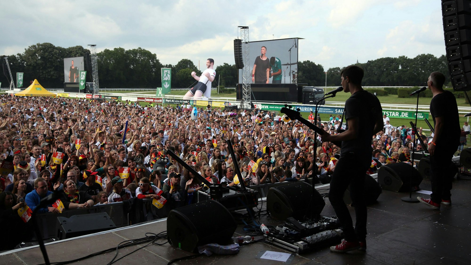 Die Musiker von Kasalla stehen 2018 auf der Bühne der Galopprennbahn.