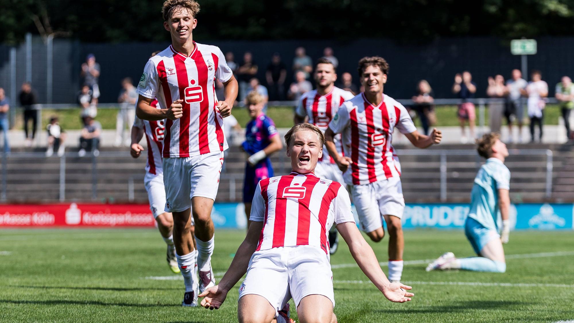 A-Junioren Bundesliga Vorrunde Gruppe G: 1. FC Köln U19 - 1. FSV Mainz 05 U19, 20.08.2025 Jubel zum 2:0 durch Fynn Schenten 1. FC Köln U19, 9 A-Junioren Bundesliga Vorrunde Gruppe G DFB Nachwuchsliga 25/26: 1. FC Köln U19 - 1. FSV Mainz 05 U19, Köln, Franz-Kremer-Stadion am 20.08.2025 *** A Junior Bundesliga Preliminary Round Group G 1 FC Köln U19 1 FSV Mainz 05 U19, 20 08 2025 Fynn Schenten 1 FC Köln U19, 9 A Junior Bundesliga Preliminary Round Group G DFB Nachwuchsliga 25 26 1 FC Köln U19 1 FSV Mainz 05 U19, Cologne, Franz Kremer Stadium on 20 08 2025 Copyright: xBEAUTIFULxSPORTS/Wunderlx