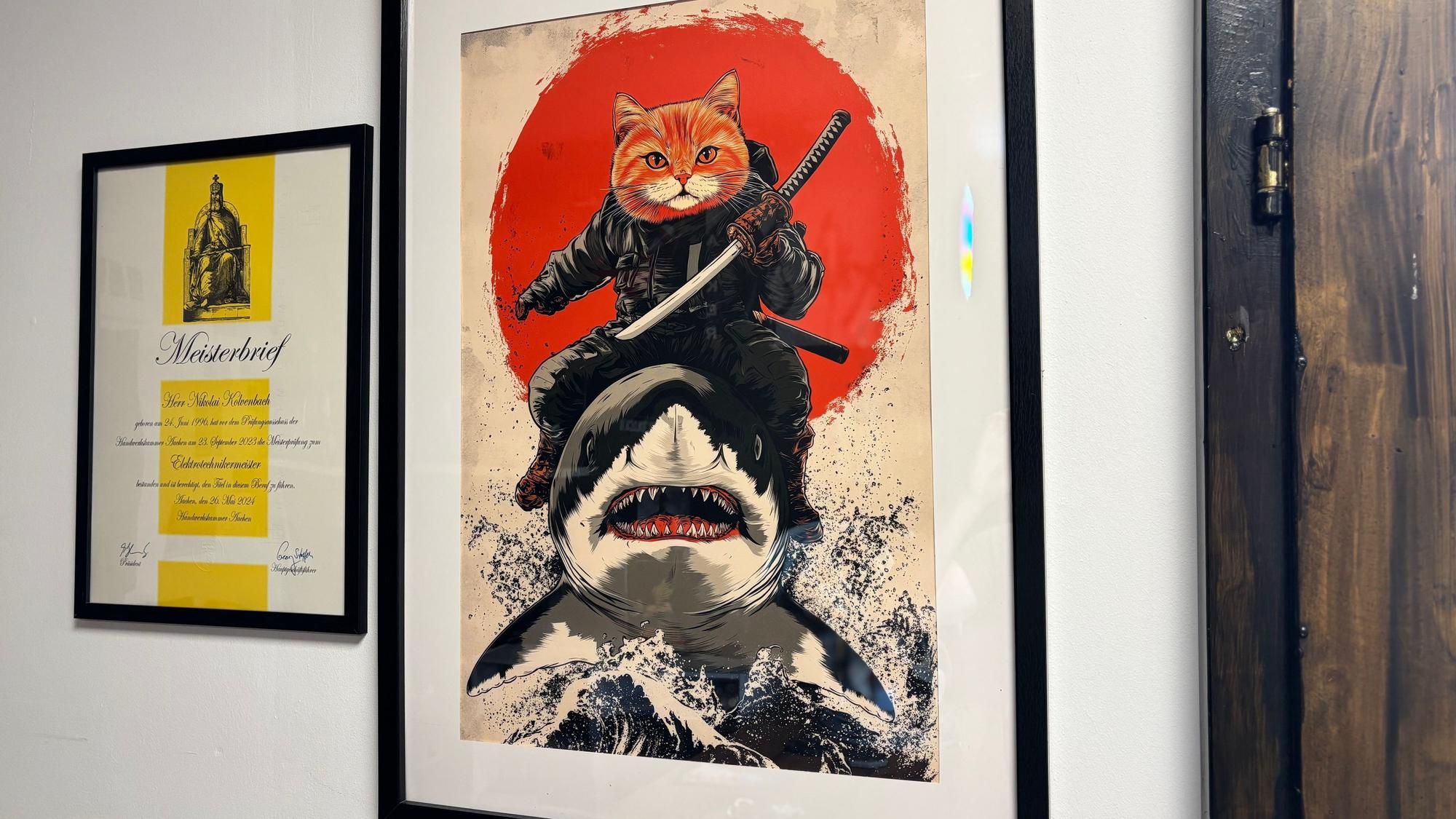 Das Bild zeigt ein Poster an der Wand. Daneben hängt ein Meisterbrief.