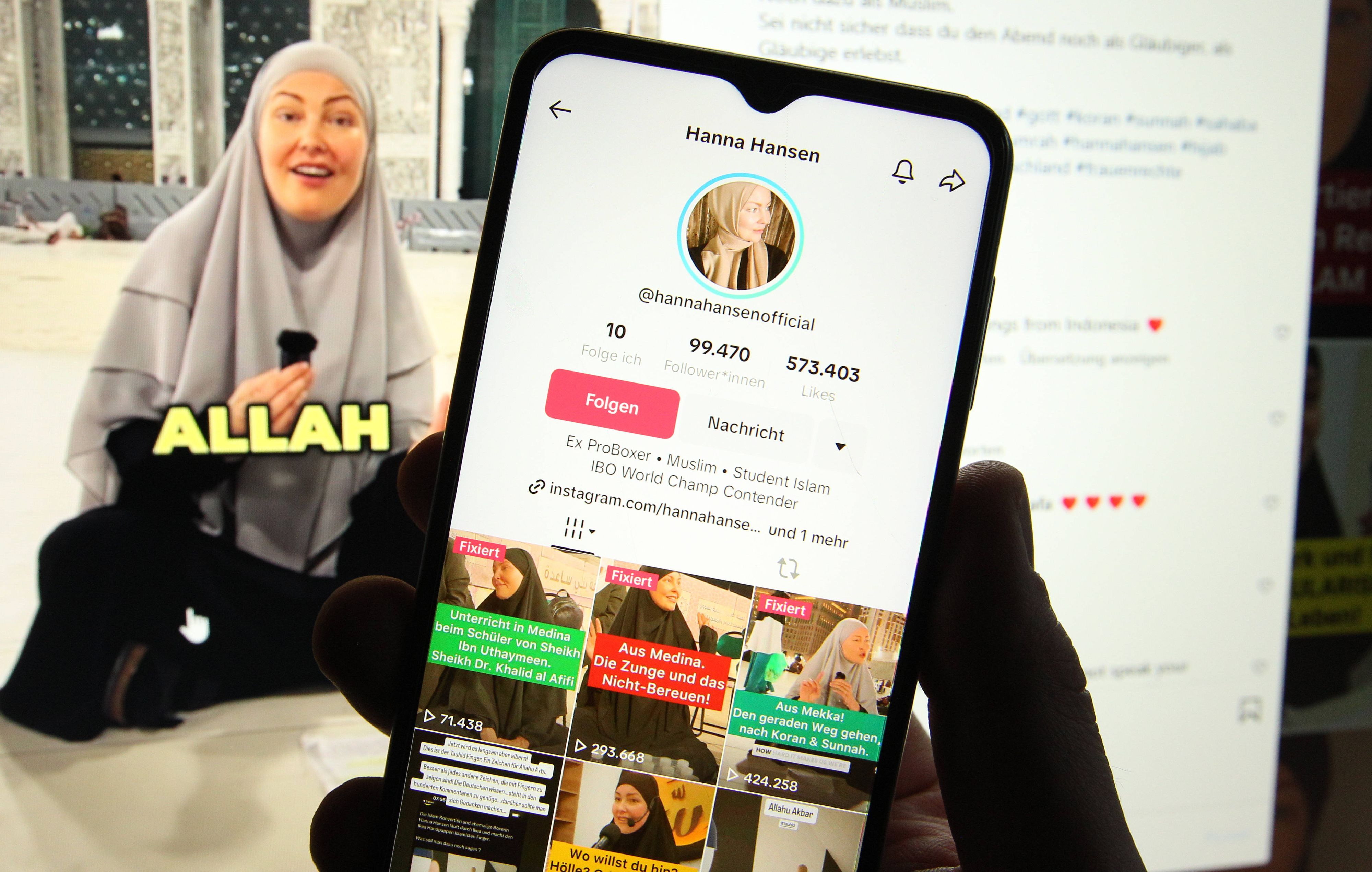 Auf einem Smartphone wurde der TikTok-Account von Hanna Hansen geöffnet. Dahinter wurde auf einem Laptop der Facebook-Account von ihr geöffnet. Sie ist zum Islam konvertiert und wirbt über ihre Social-Media-Kanäle für die monotheistische Religion.