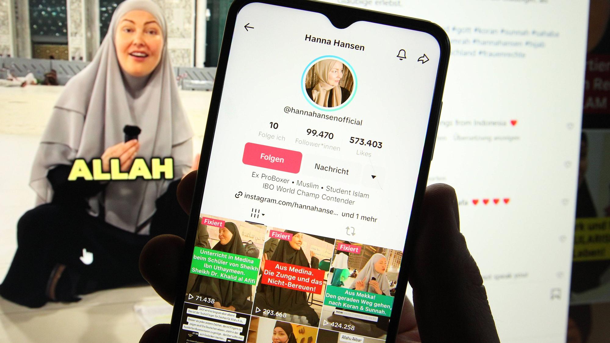 Auf einem Smartphone wurde der TikTok-Account von Hanna Hansen geöffnet. Dahinter wurde auf einem Laptop der Facebook-Account von ihr geöffnet. Sie ist zum Islam konvertiert und wirbt über ihre Social-Media-Kanäle für die monotheistische Religion.