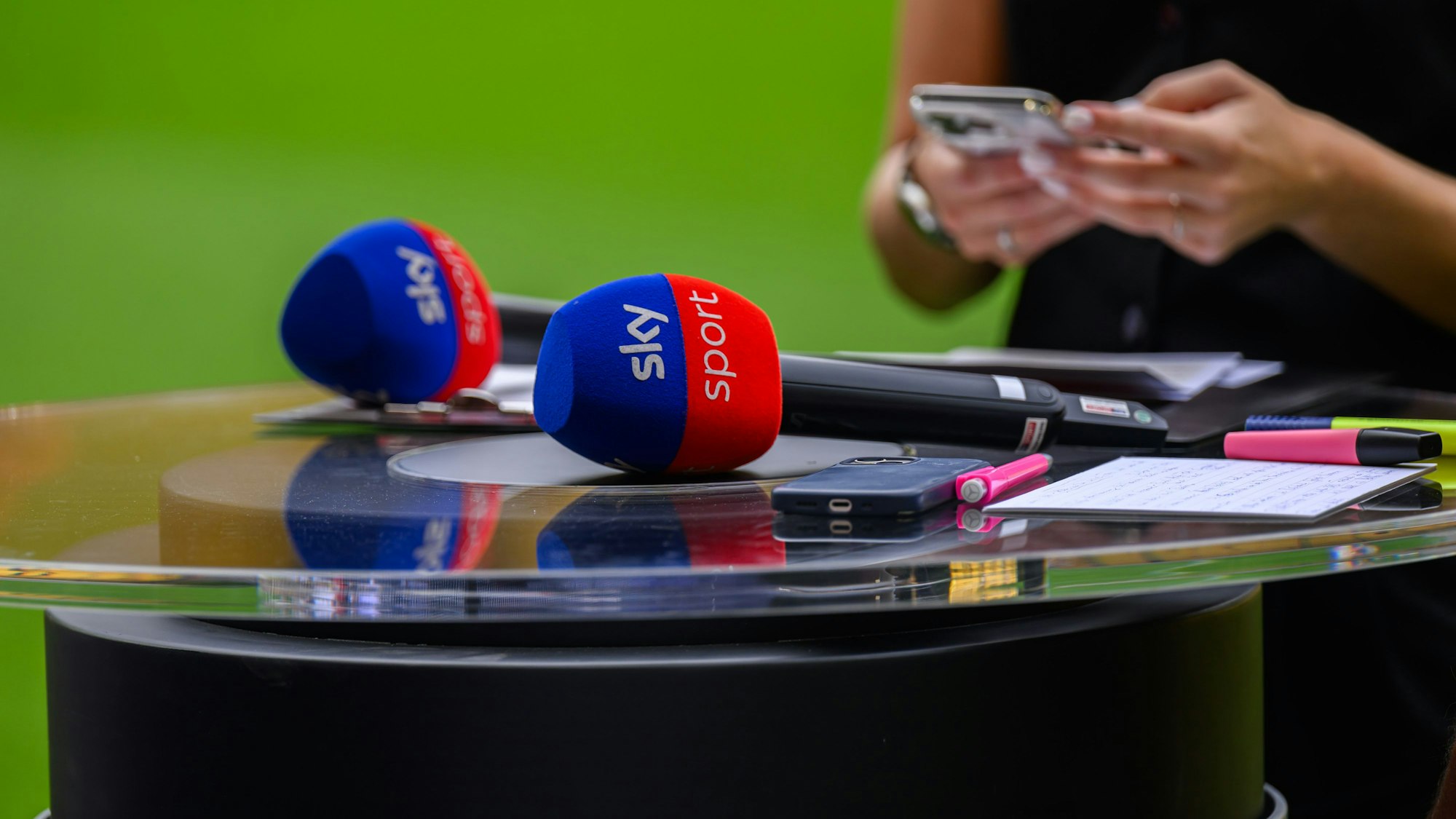 Zum Start der Bundesliga-Saison zeigen Sky, DAZN und Sat.1 Live-Spiele mit unterschiedlichen Senderechten und Highlights-Zusammenfassungen. (Archivbild)