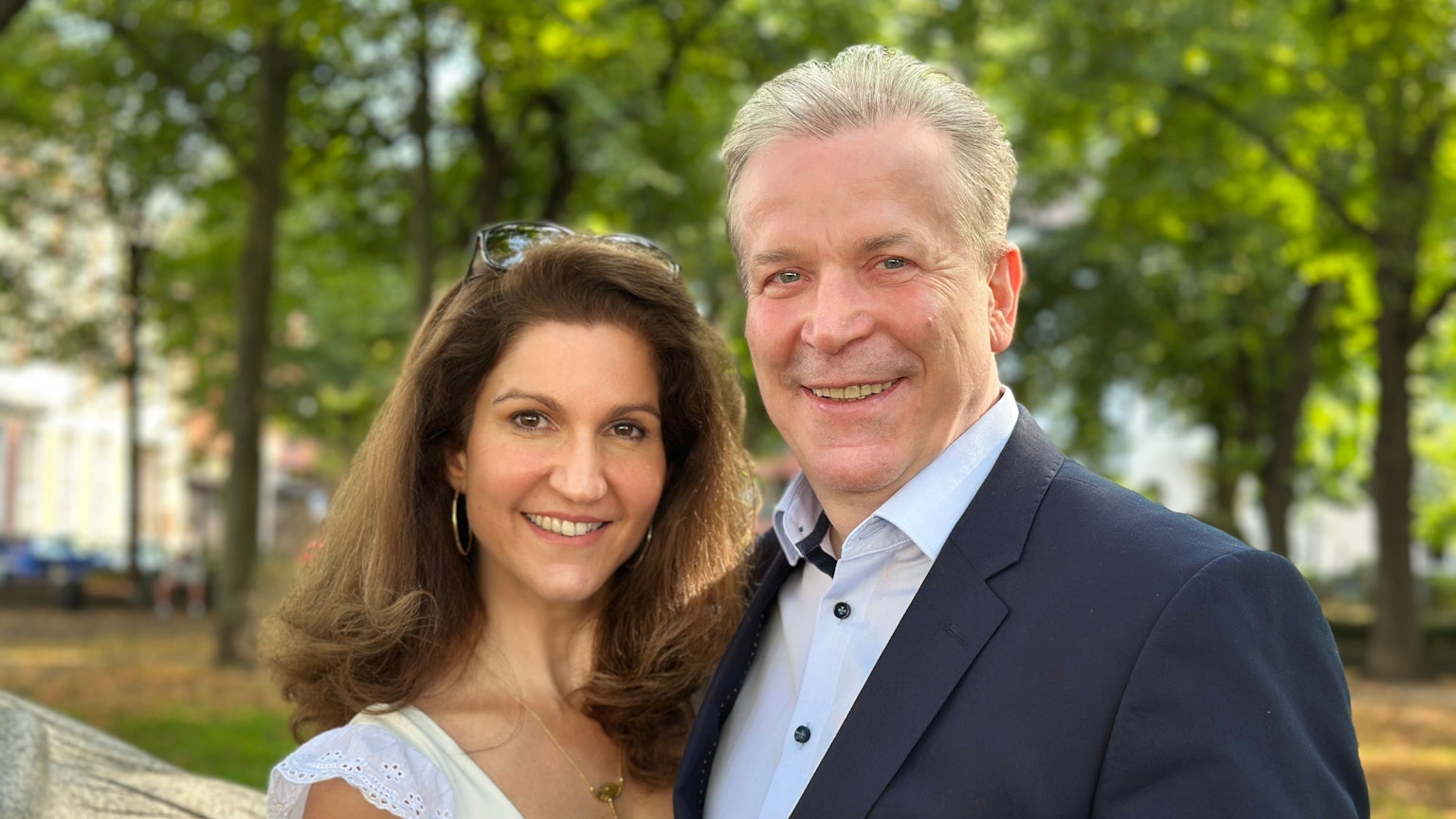 Eine Frau und ein Mann lächeln in die Kamera.