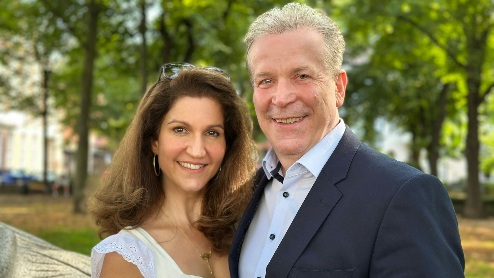 Eine Frau und ein Mann lächeln in die Kamera.