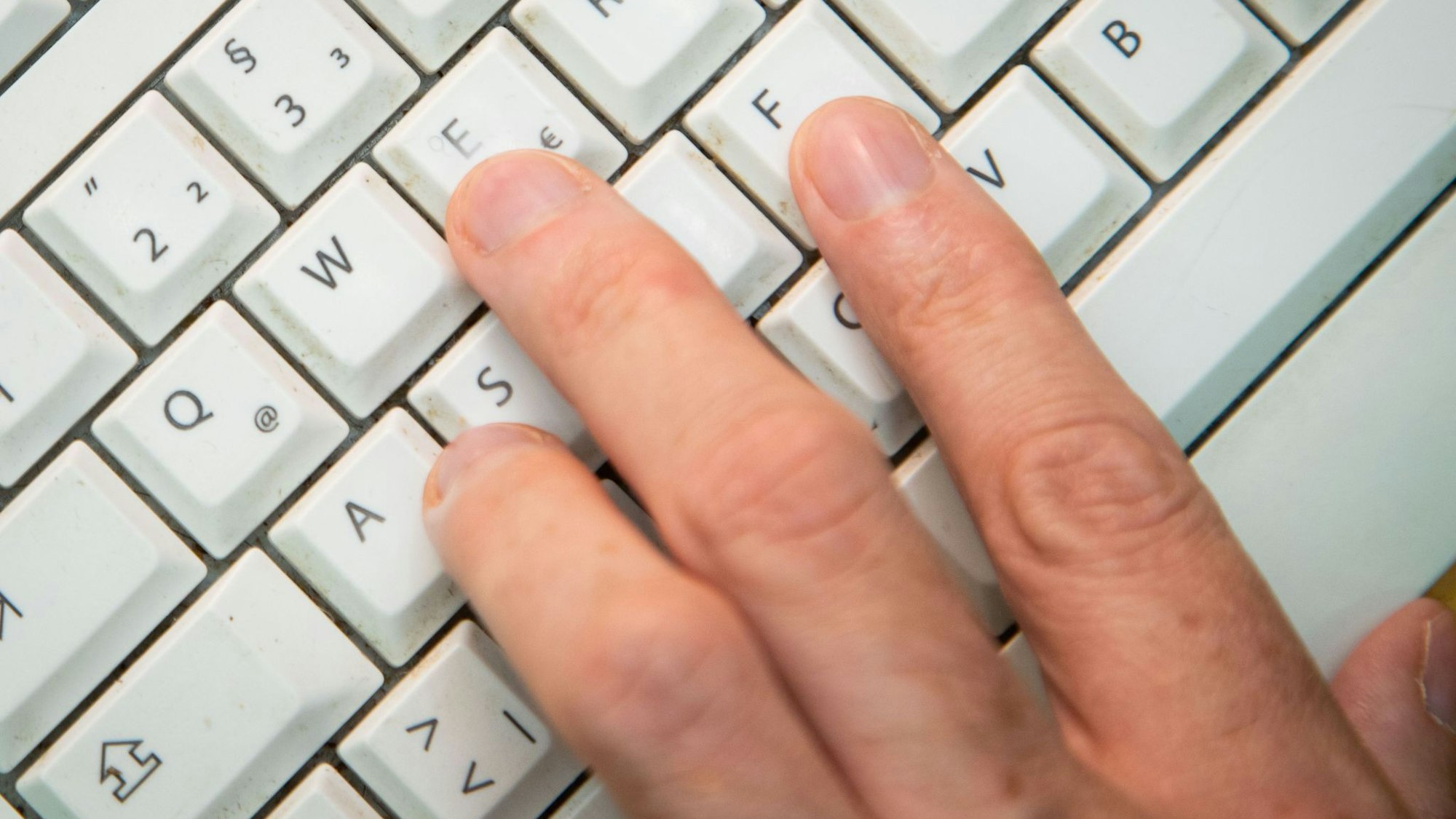 Zwischen den Tasten einer Tastatur kann sich mit der Zeit einiges an Schmutz ansammeln.