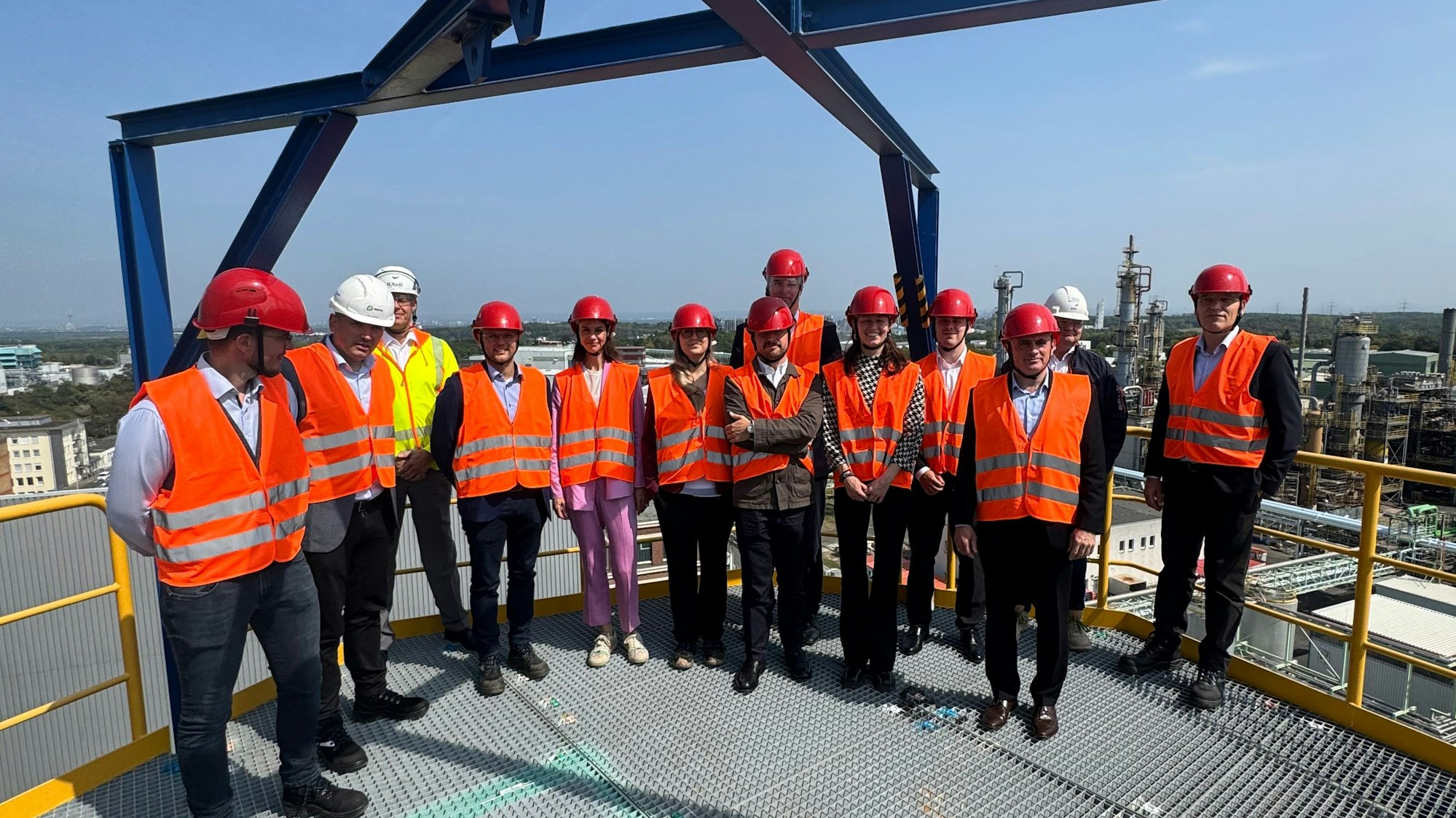 Das Foto zeigt die eine Besuchergruppe in Warnwesten und mit Helmen auf dem Dach des Ersatzbrennstoffkraftwerks.