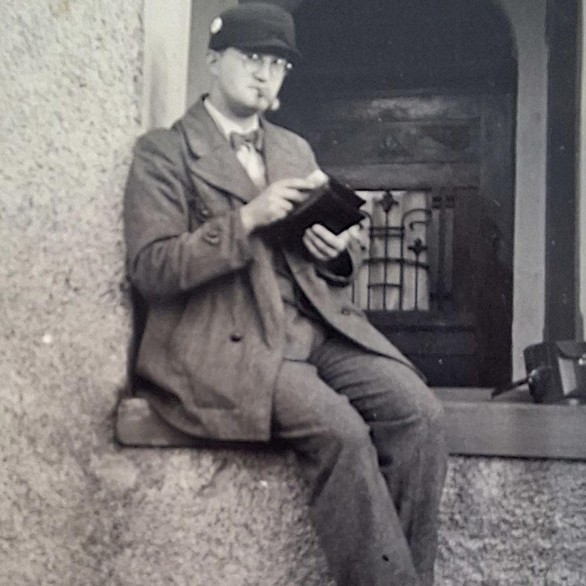 Das Schwarz-Weiß-Foto zeigt Erich Wagner in lässiger Pose mit Zigarre.