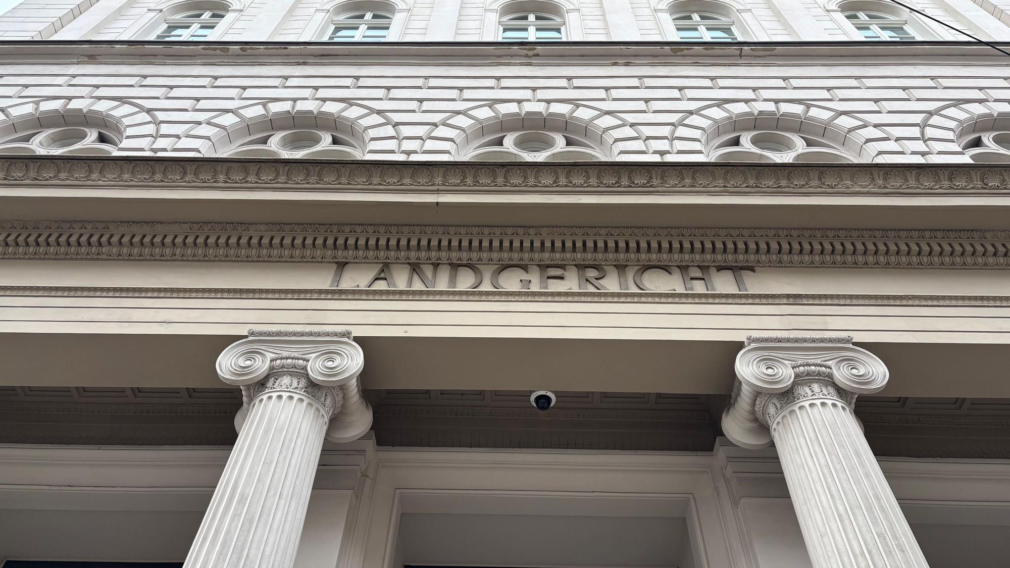 Über dem Eingang des Gebäudes ist die Aufschrift „Landgericht“ angebracht.