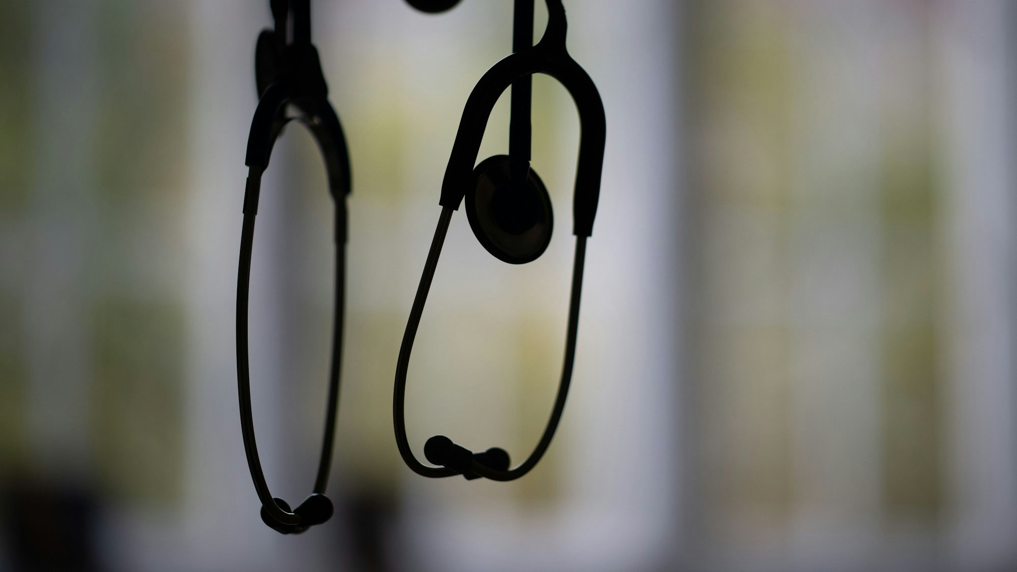 ARCHIV - 22.08.2023, Berlin: Stethoskope hängen während eines Pressetermins in einer Praxis.