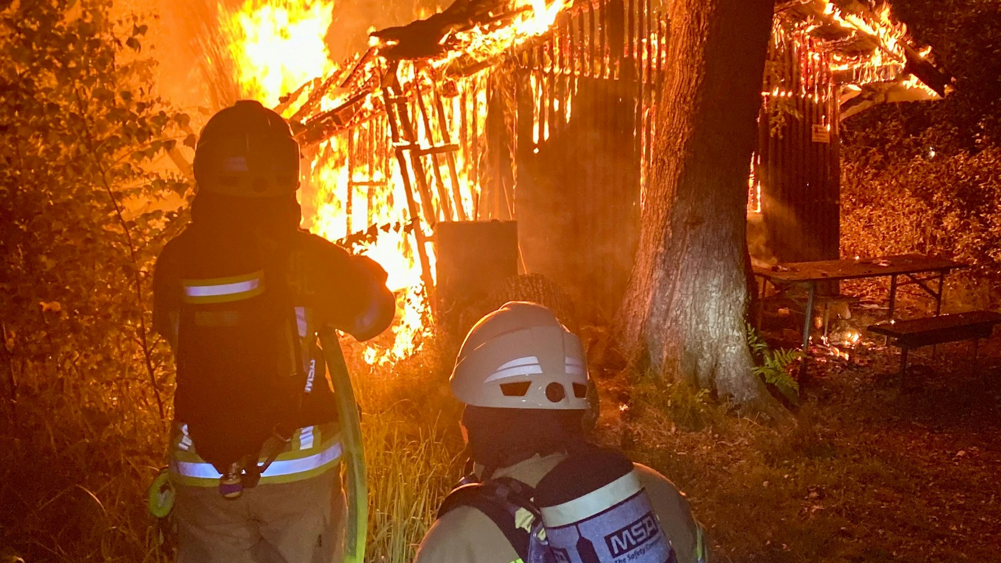 Eine Fischerhütte stand lichterloh in Flammen.