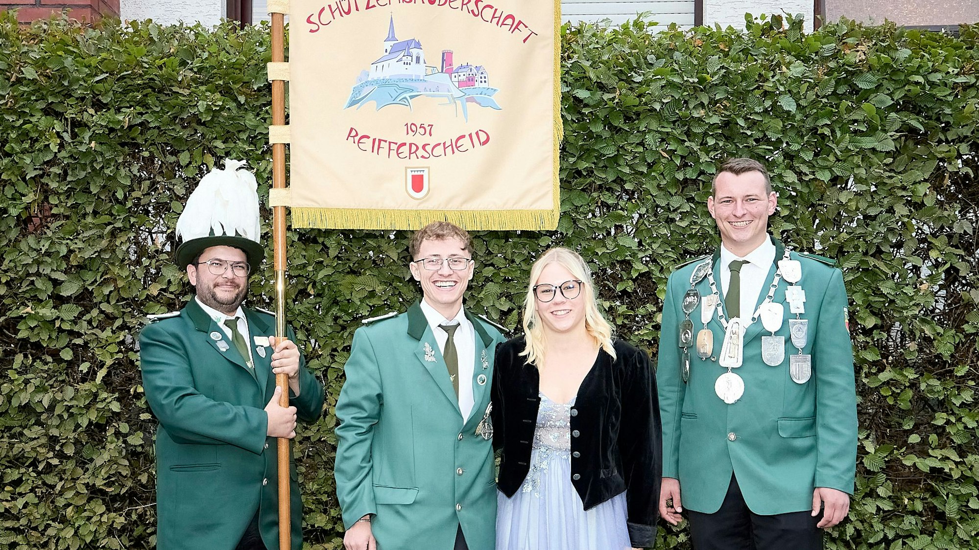 Das Bild zeigt drei Männer in Schützenuniform und eine Frau.