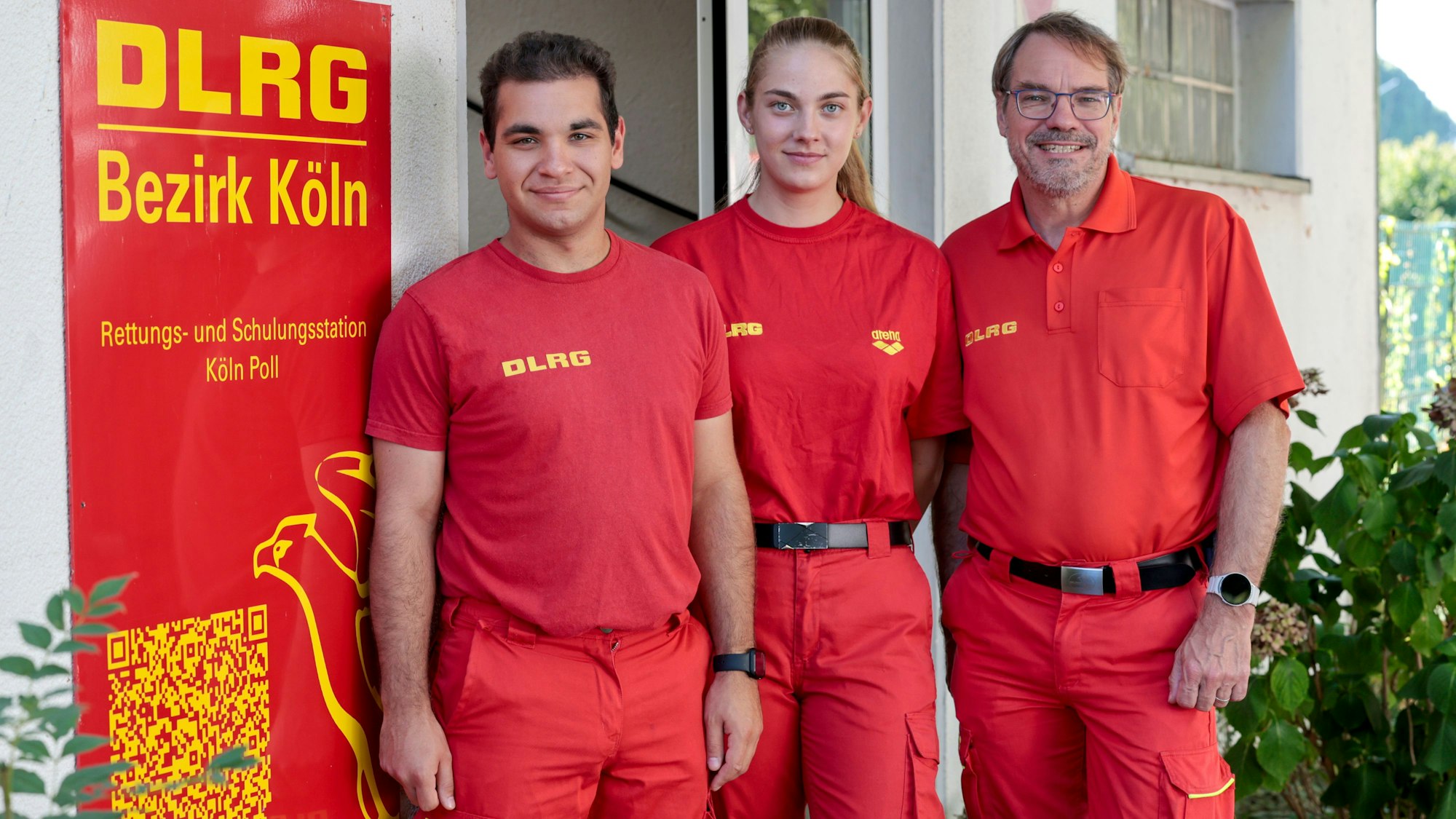 Kian Shahbodaghi (von links), Katharina Schmeißer und Alexander Lustig sind Rettungsschwimmende beim DLRG.