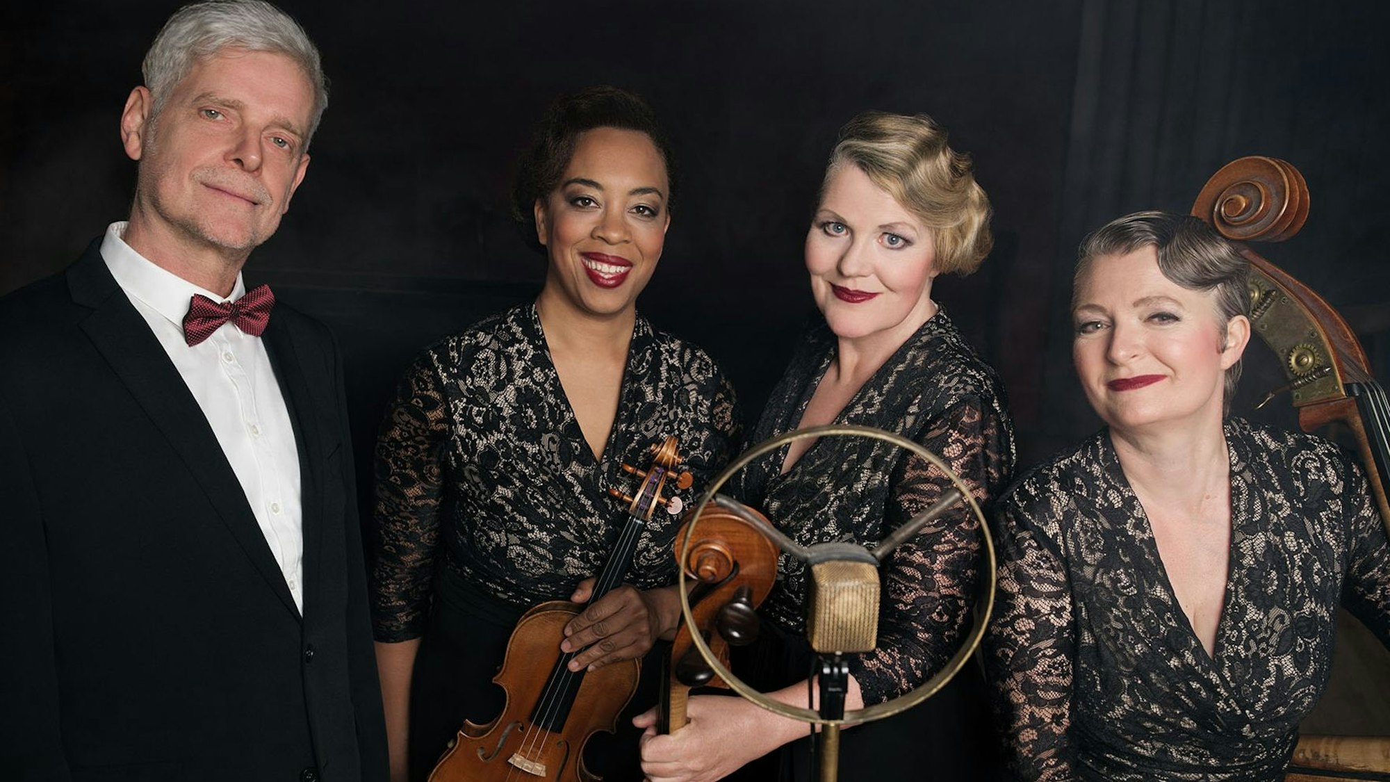 Auf dem Bild sind Mitglieder einer Musikgruppe zu sehen.