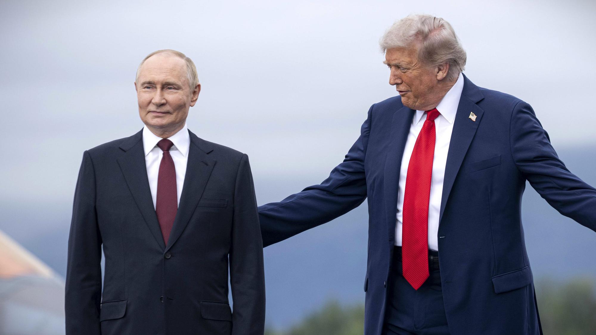 Das Bild zeigt Kremlchef Wladimir Putin (l.) und US-Präsident Donald Trump im August bei einem Treffen in Alaska.