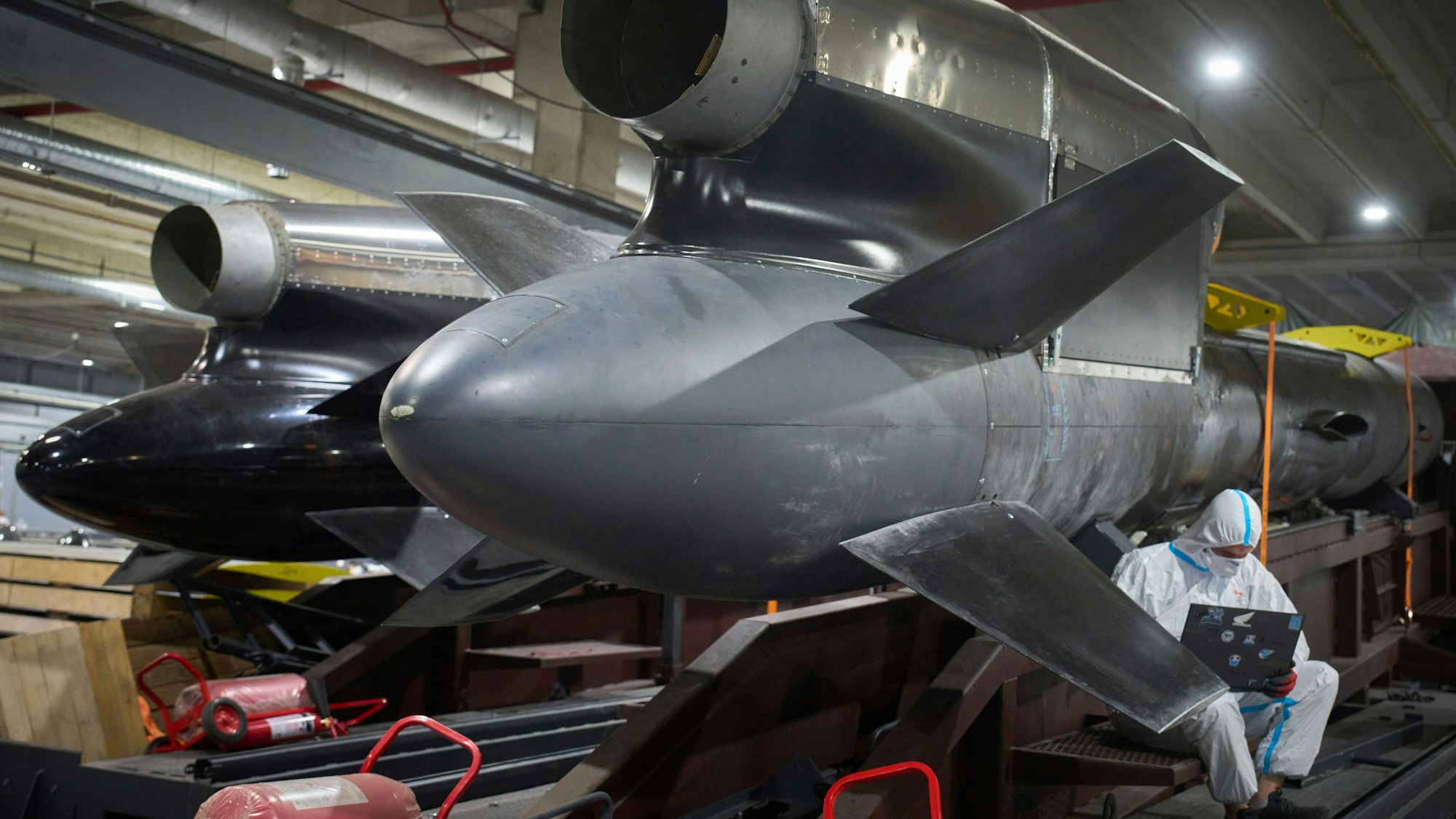 Arbeiter in einer geheimen ukrainischen Fabrik inspizieren Marschflugkörper des Typs Flamingo.