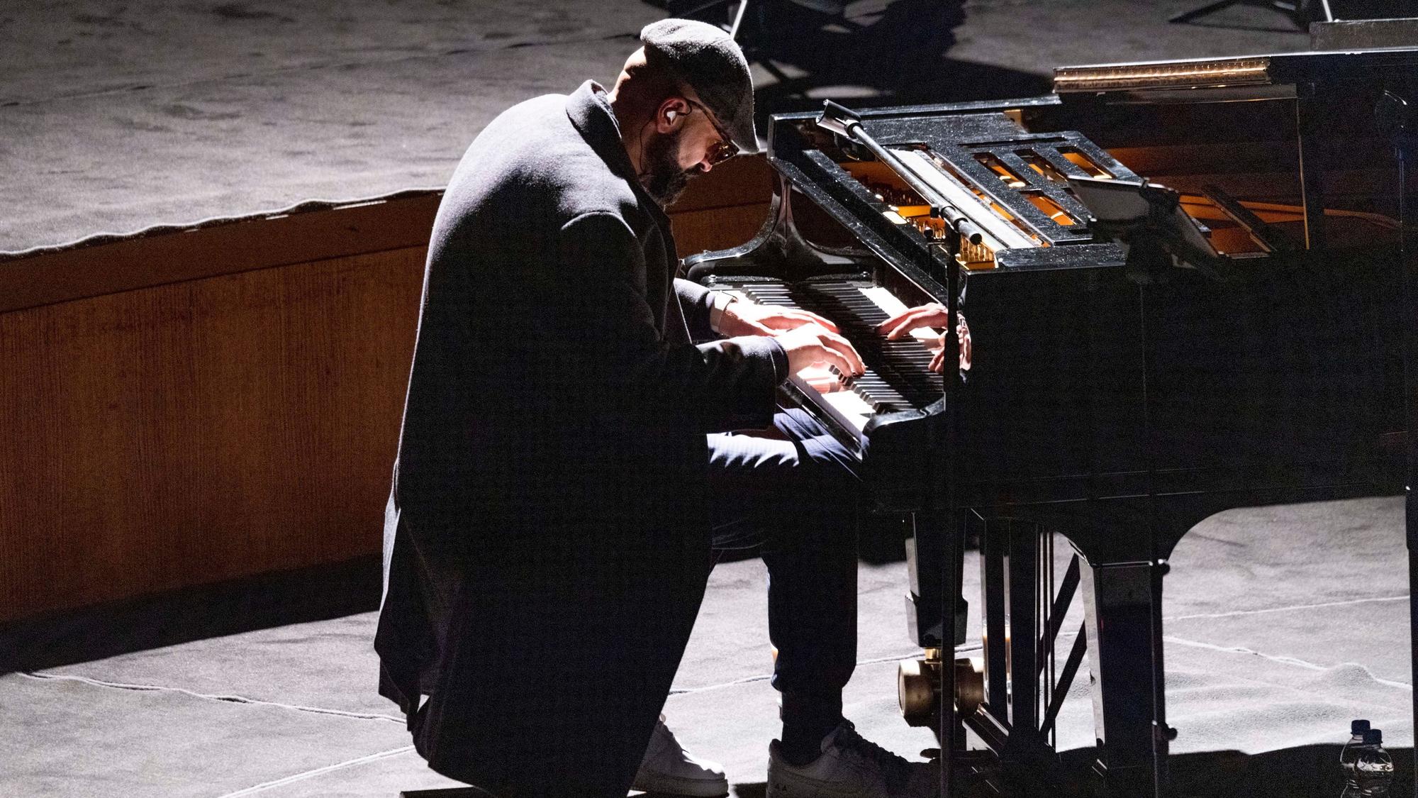 Xatar war nicht nur Rapper, sondern auch Musiker: In der Philharmonie begleitete er sich teils selbst am Flügel.